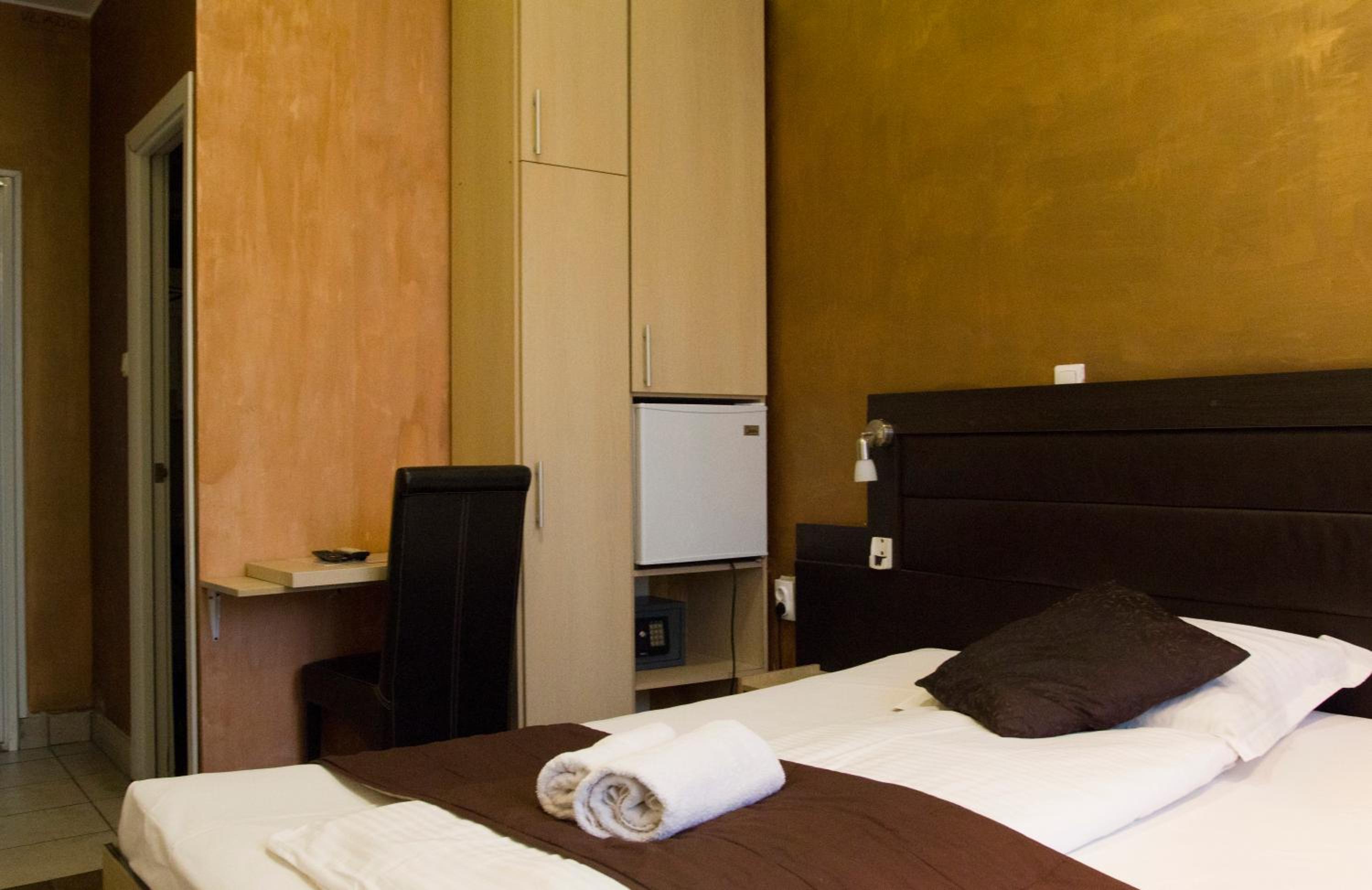 Economy Double Room with Balcony - Photo 6