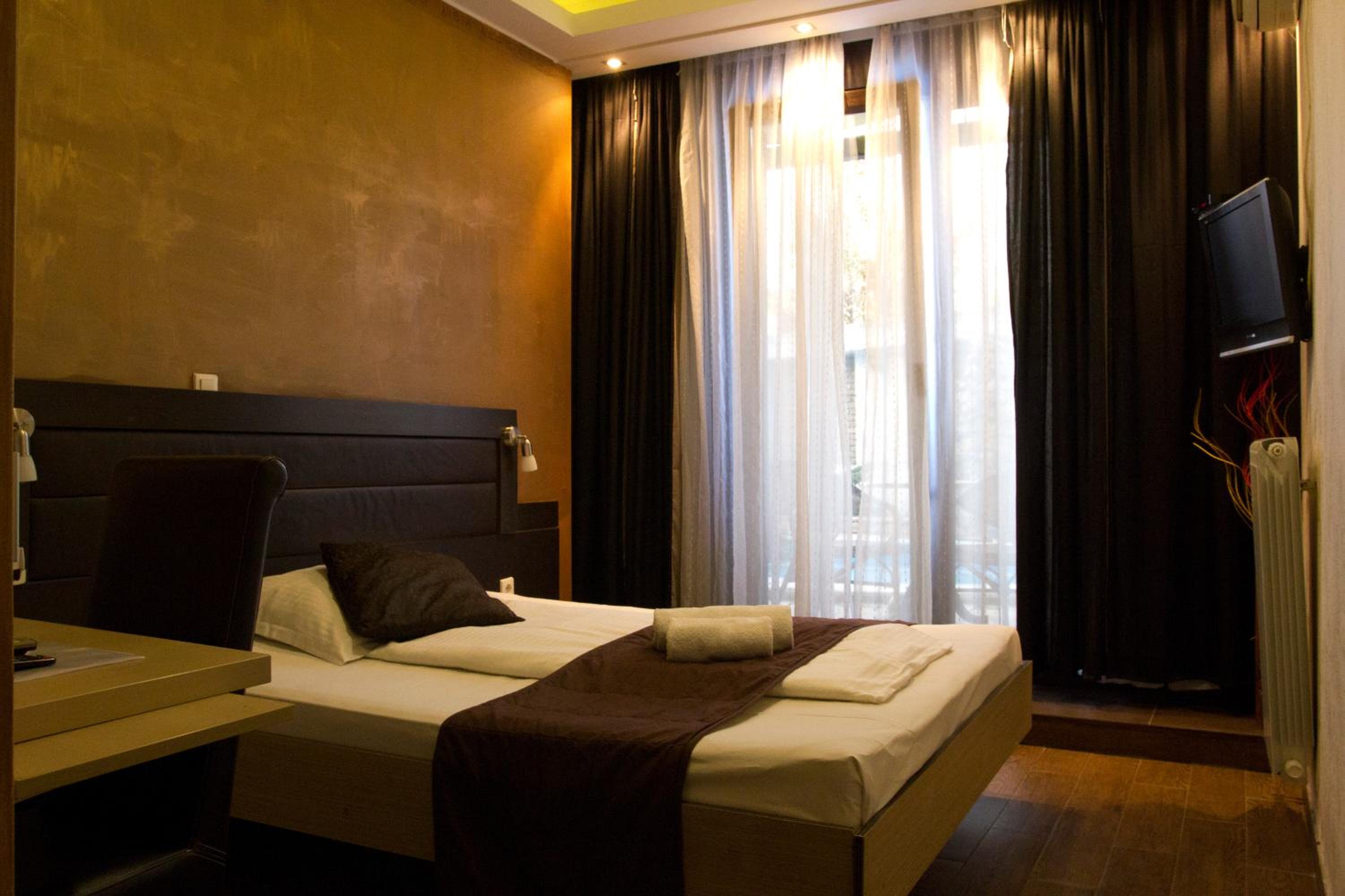 Economy Double Room with Balcony - Photo 4
