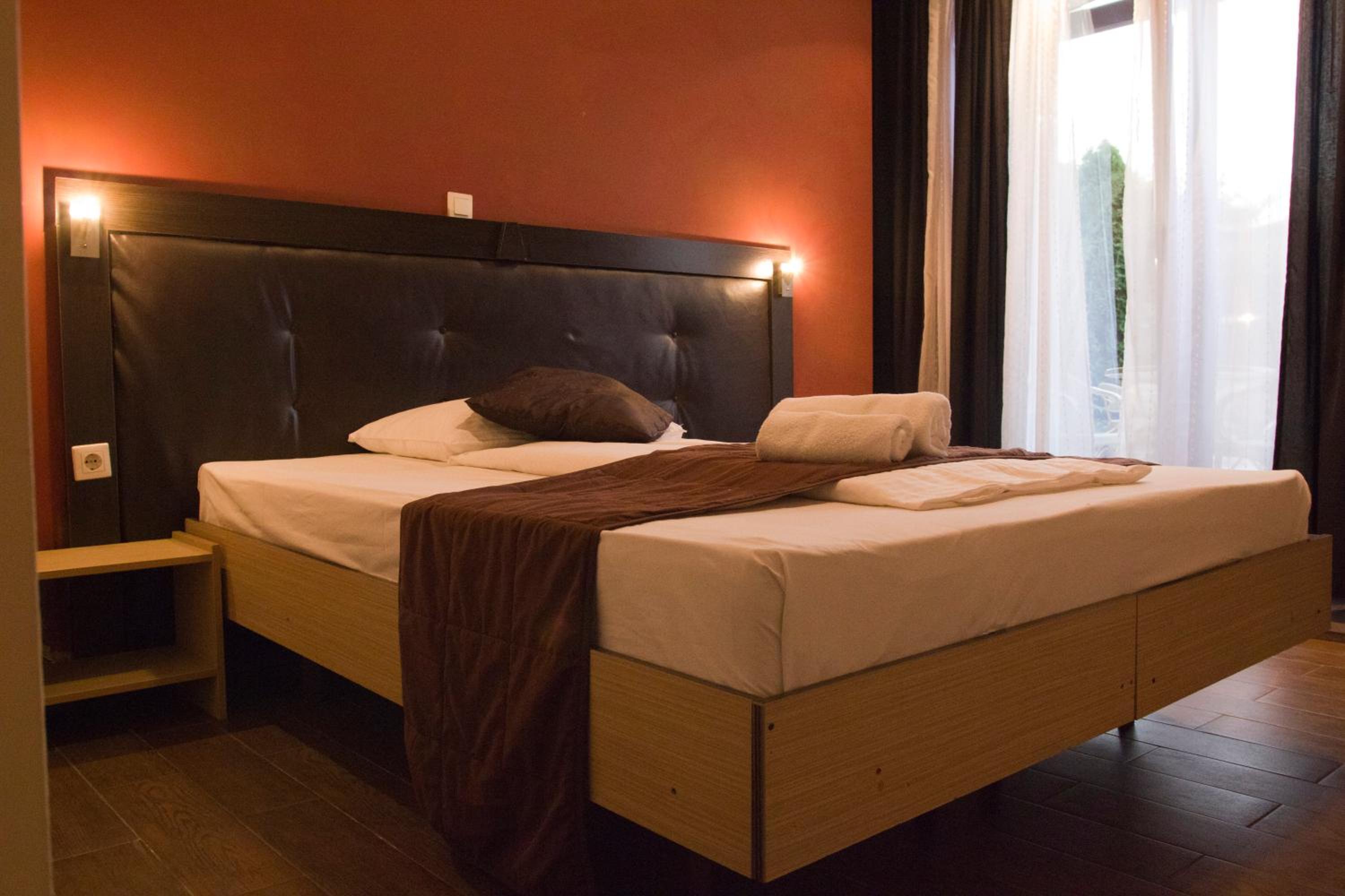 Double or Twin Room with Balcony - Photo 13