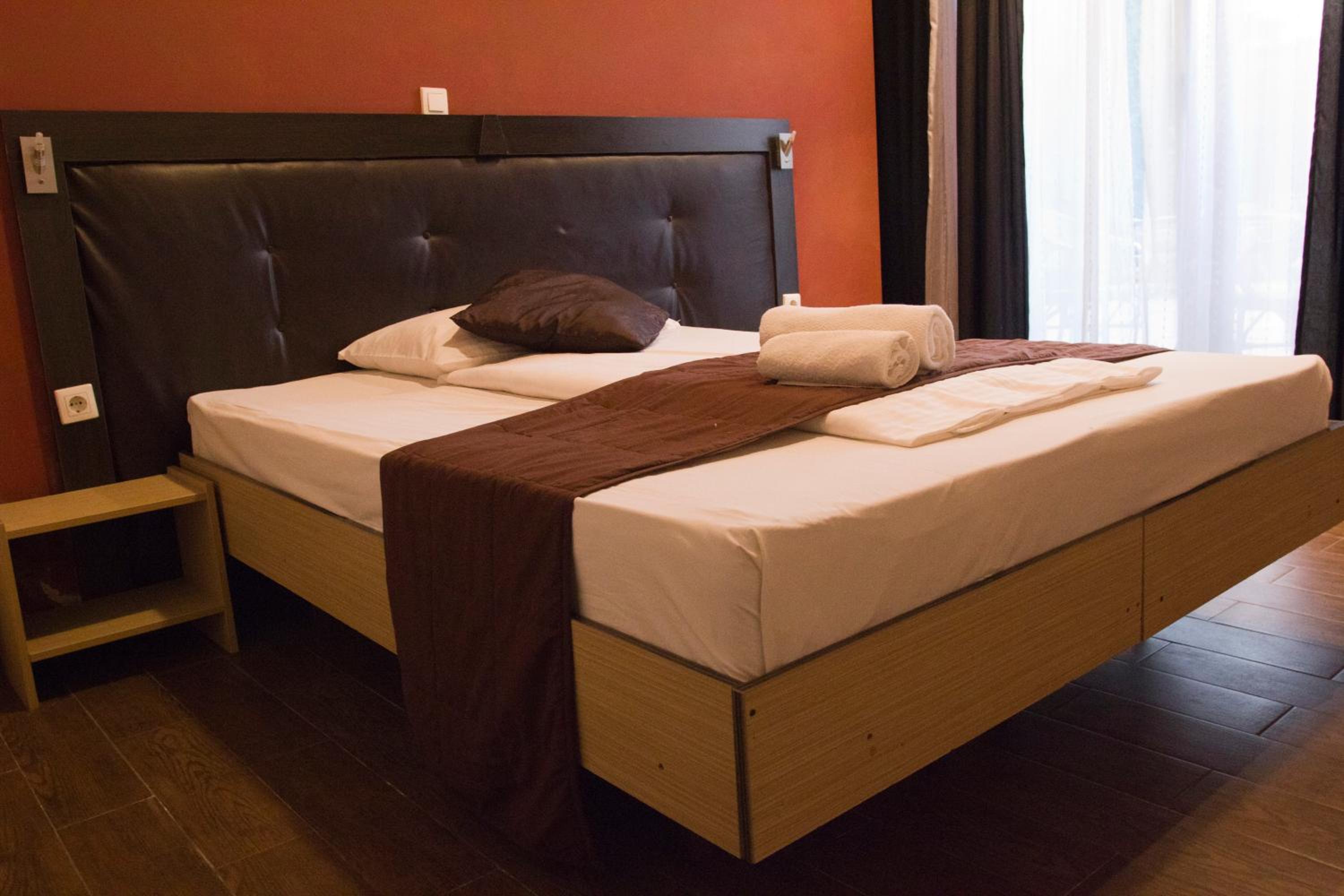 Double or Twin Room with Balcony - Photo 11