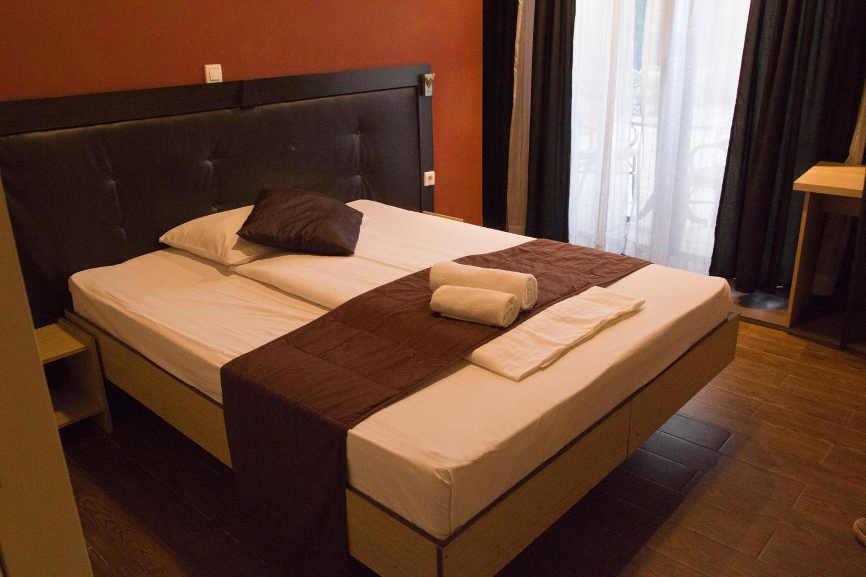 Double or Twin Room with Balcony - Photo 10