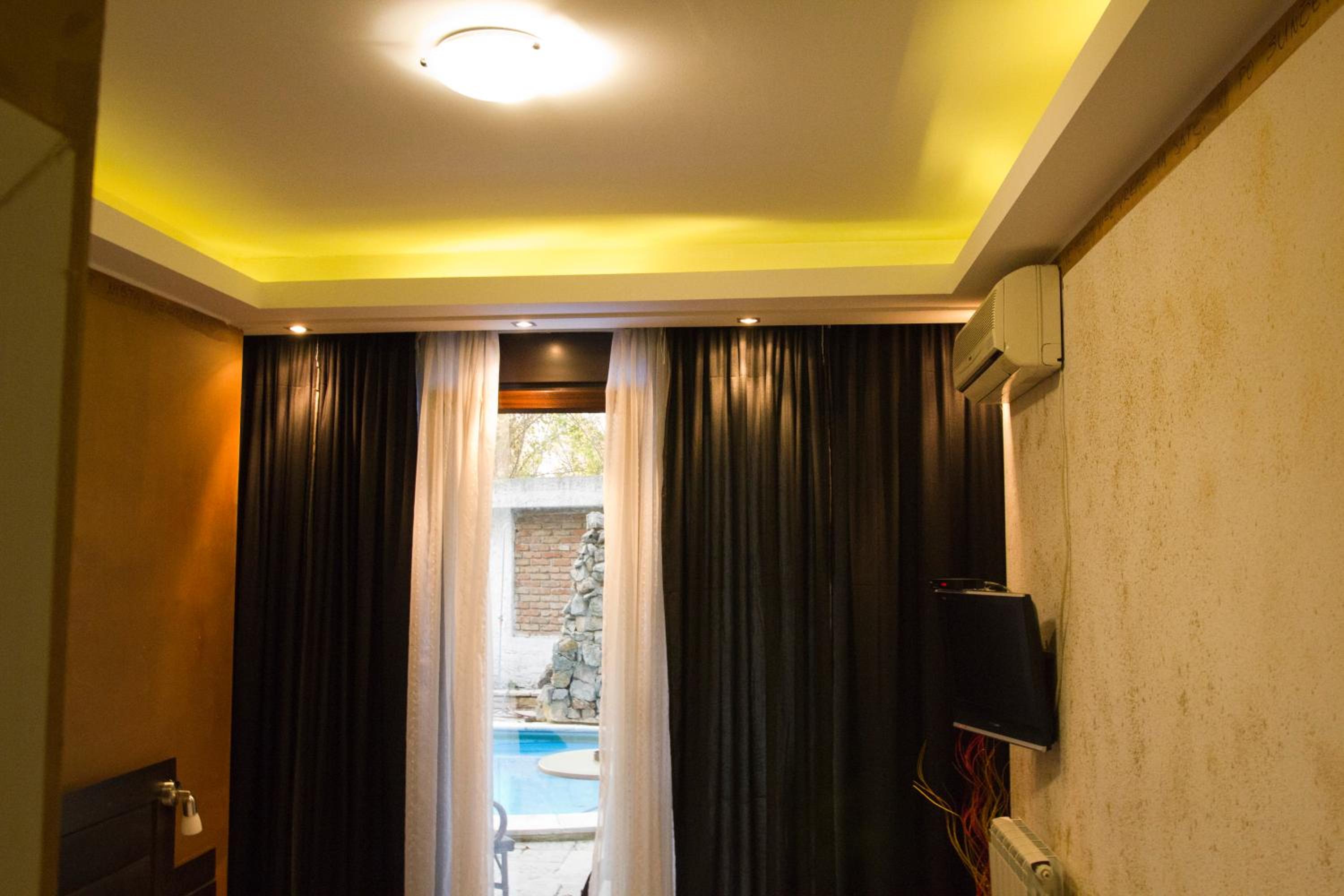 Double or Twin Room with Balcony - Photo 9