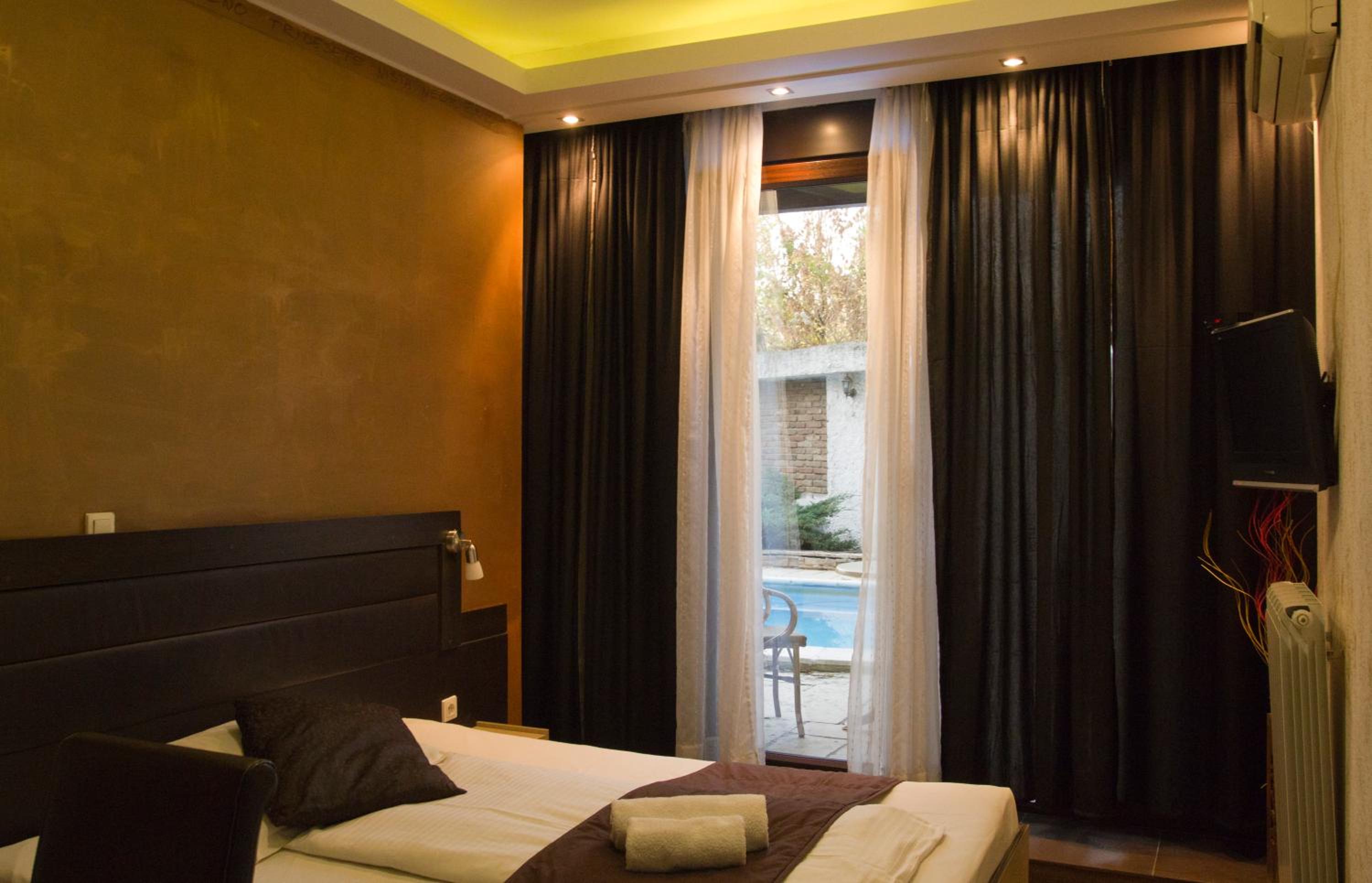 Double or Twin Room with Balcony - Photo 8