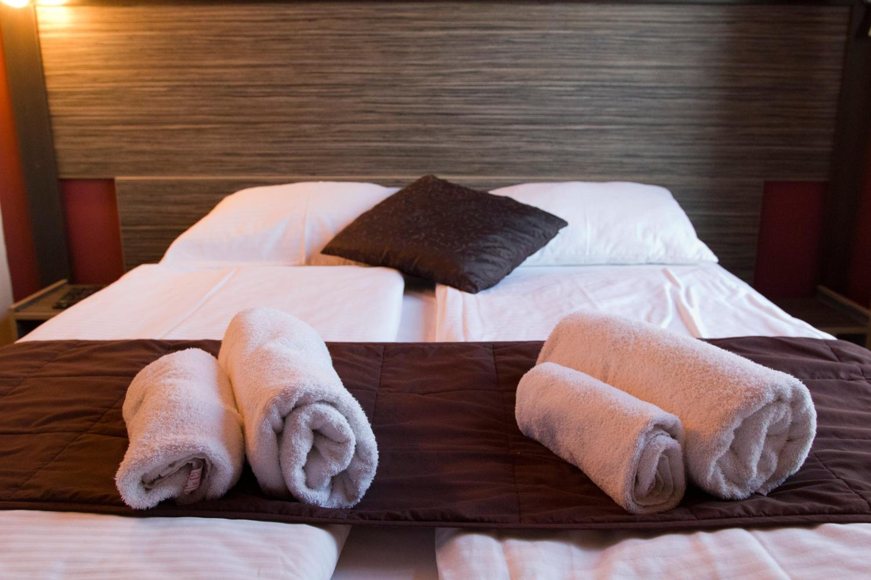 Double or Twin Room with Balcony - Photo 7