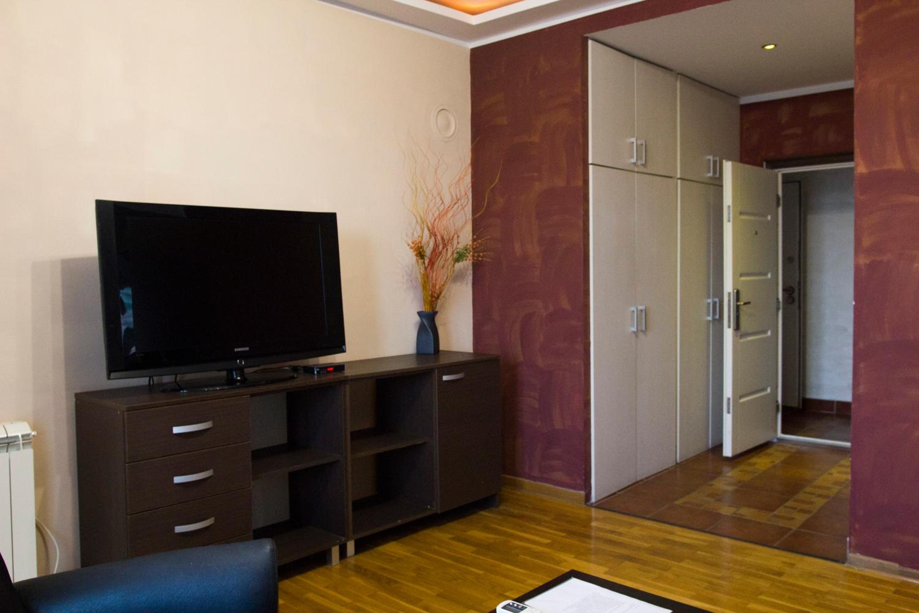 Suite with Pool View - Photo 10