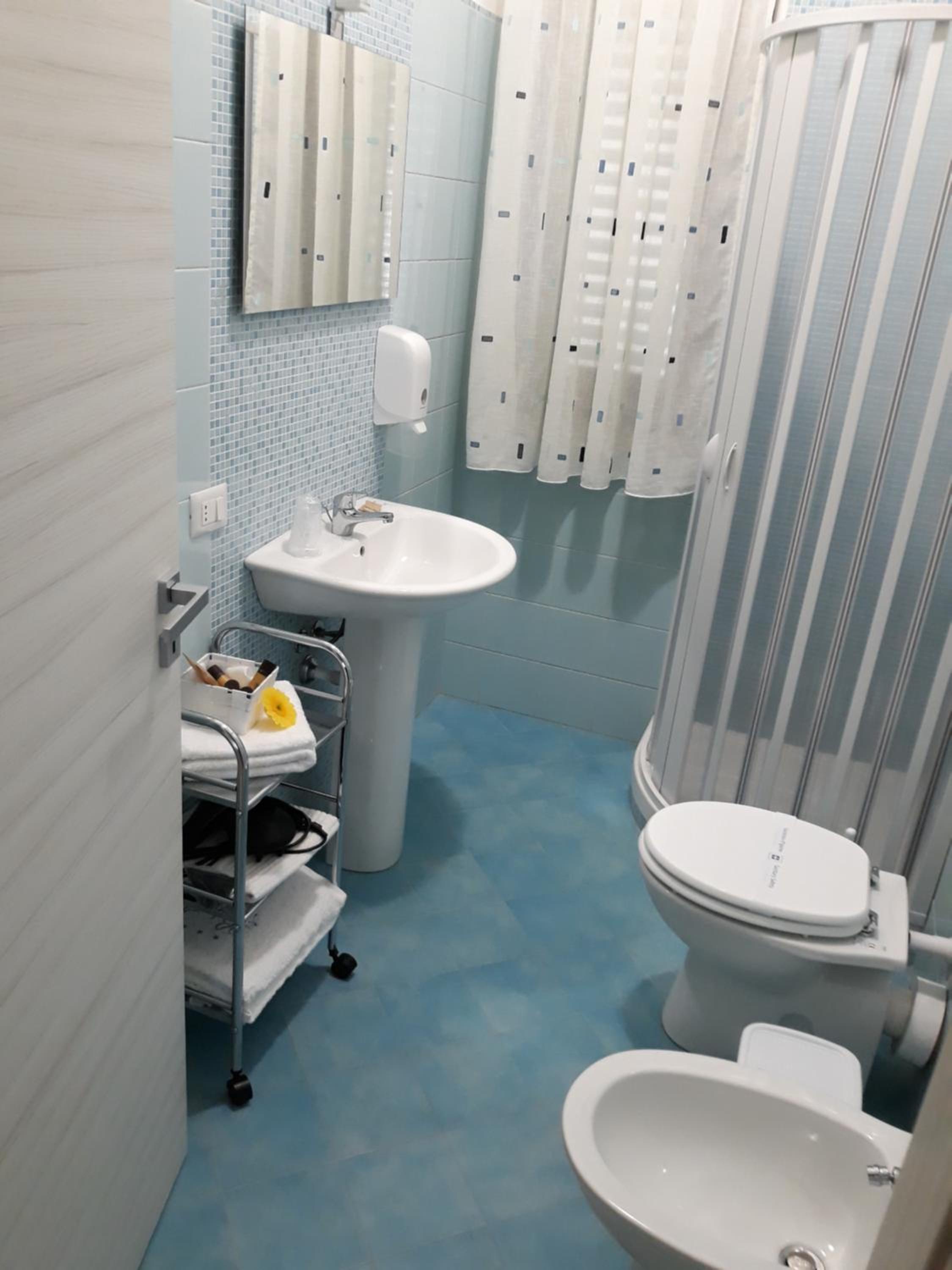 Deluxe King Room - Photo 9