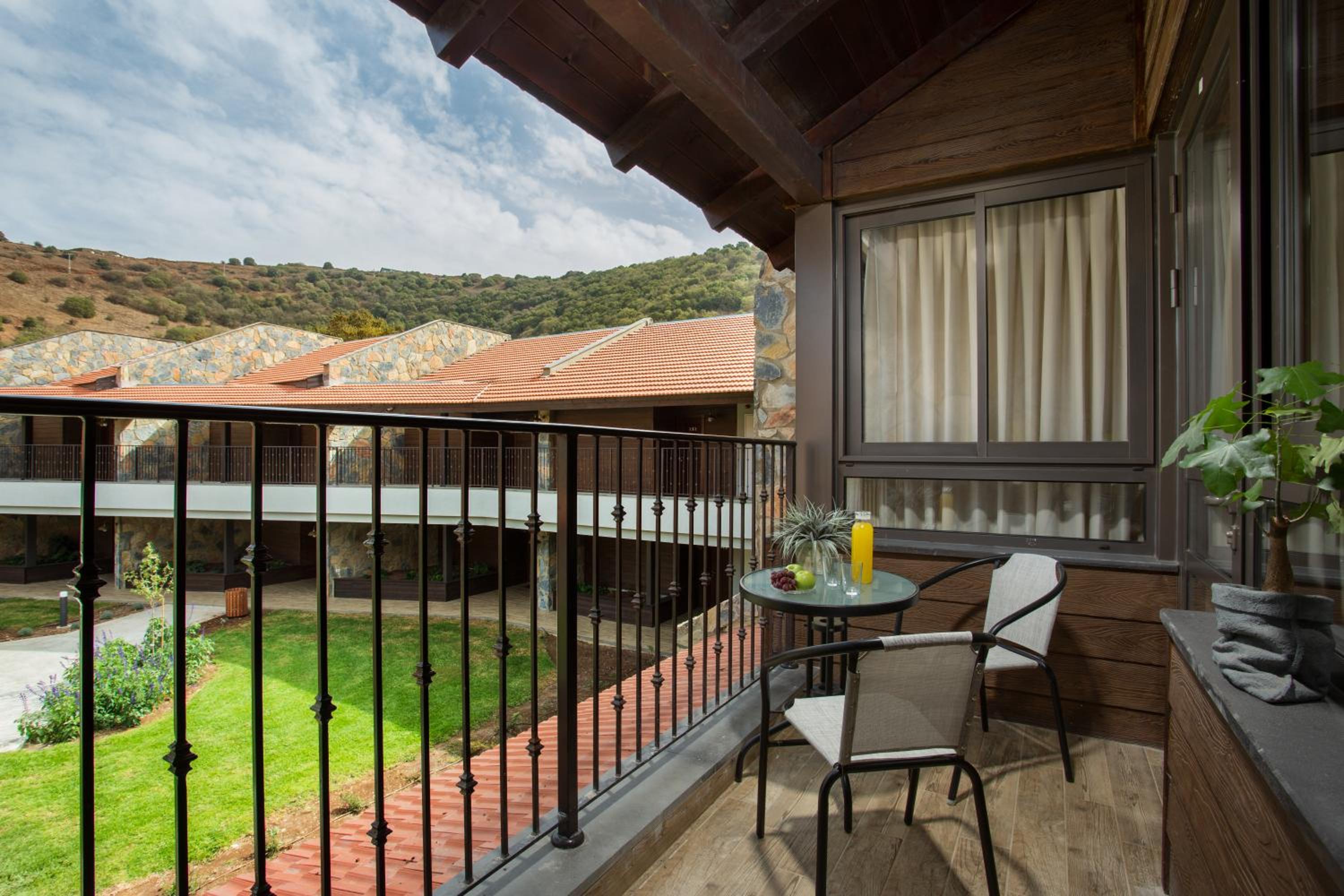 Suite with Balcony - Photo 6