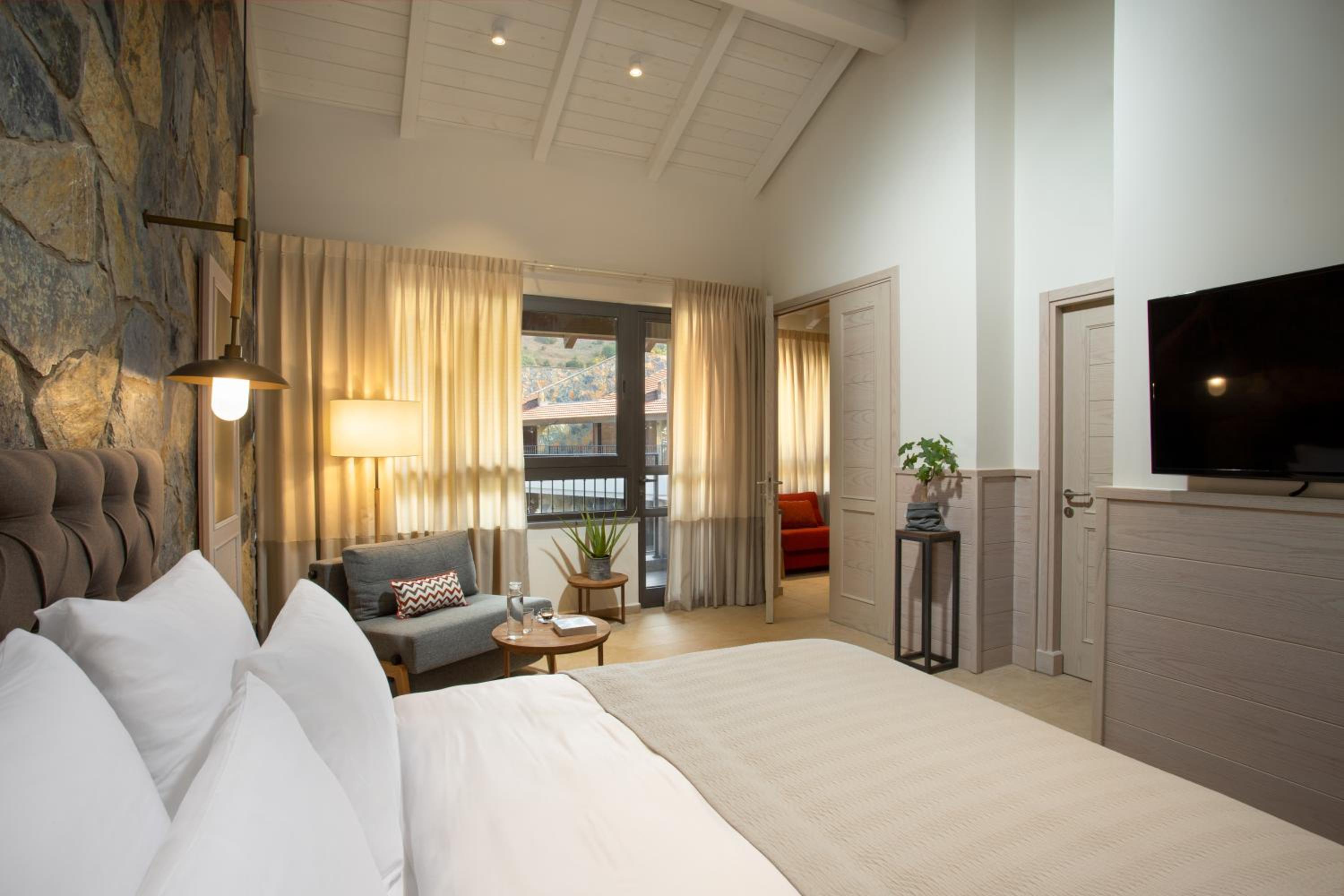 Suite with Balcony - Photo 4