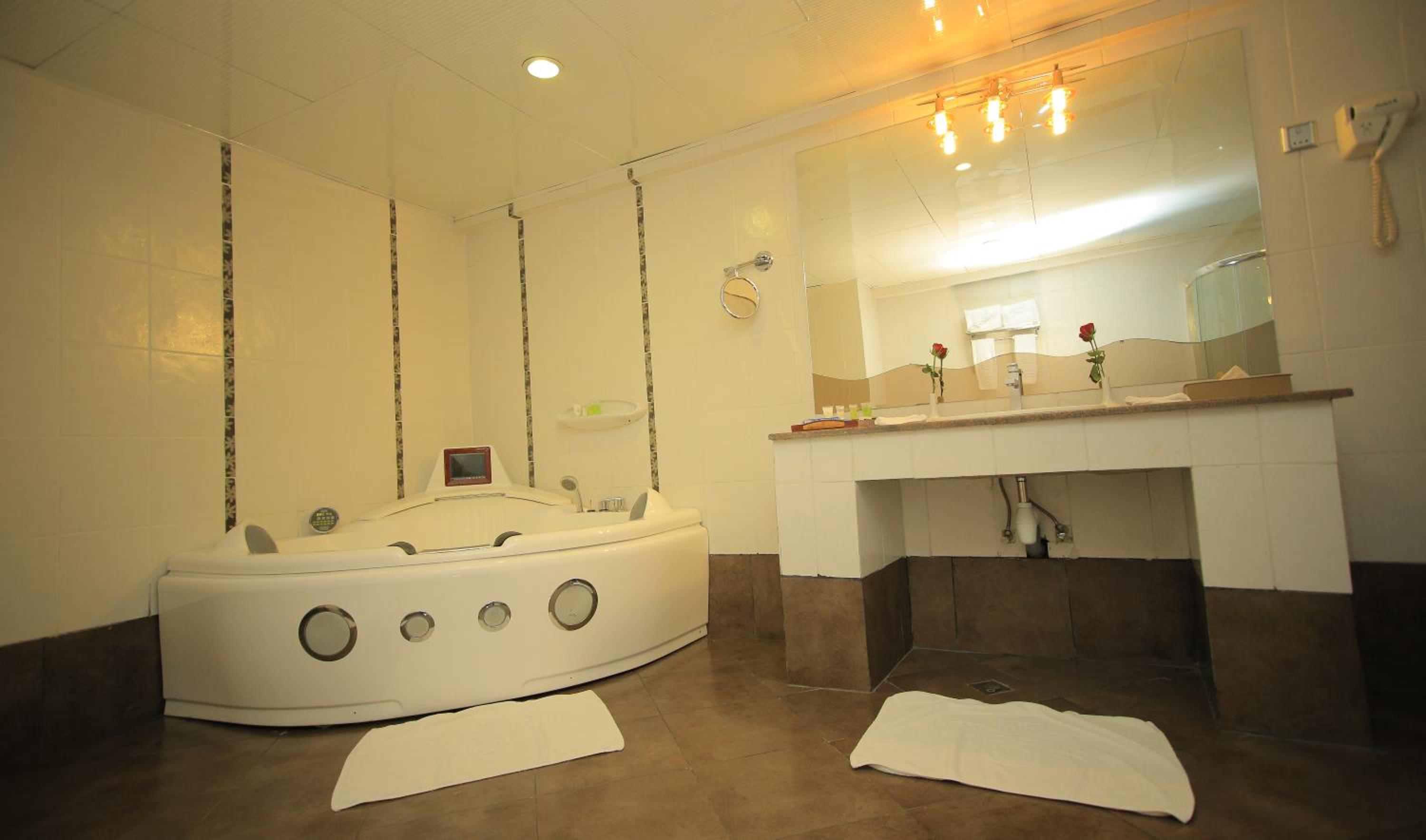 Executive Suite - Photo 10