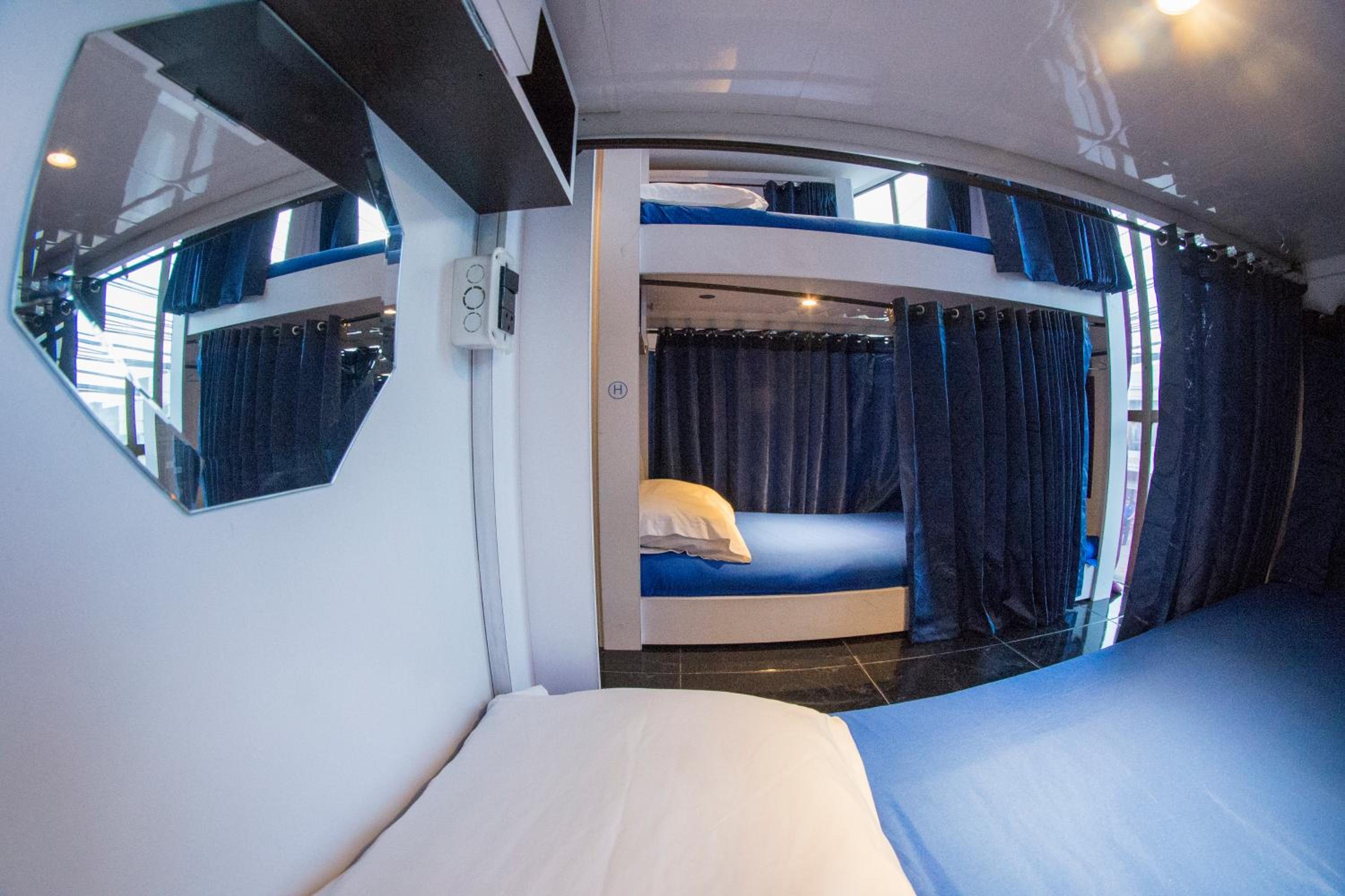Single Bed in Mixed Dormitory Room