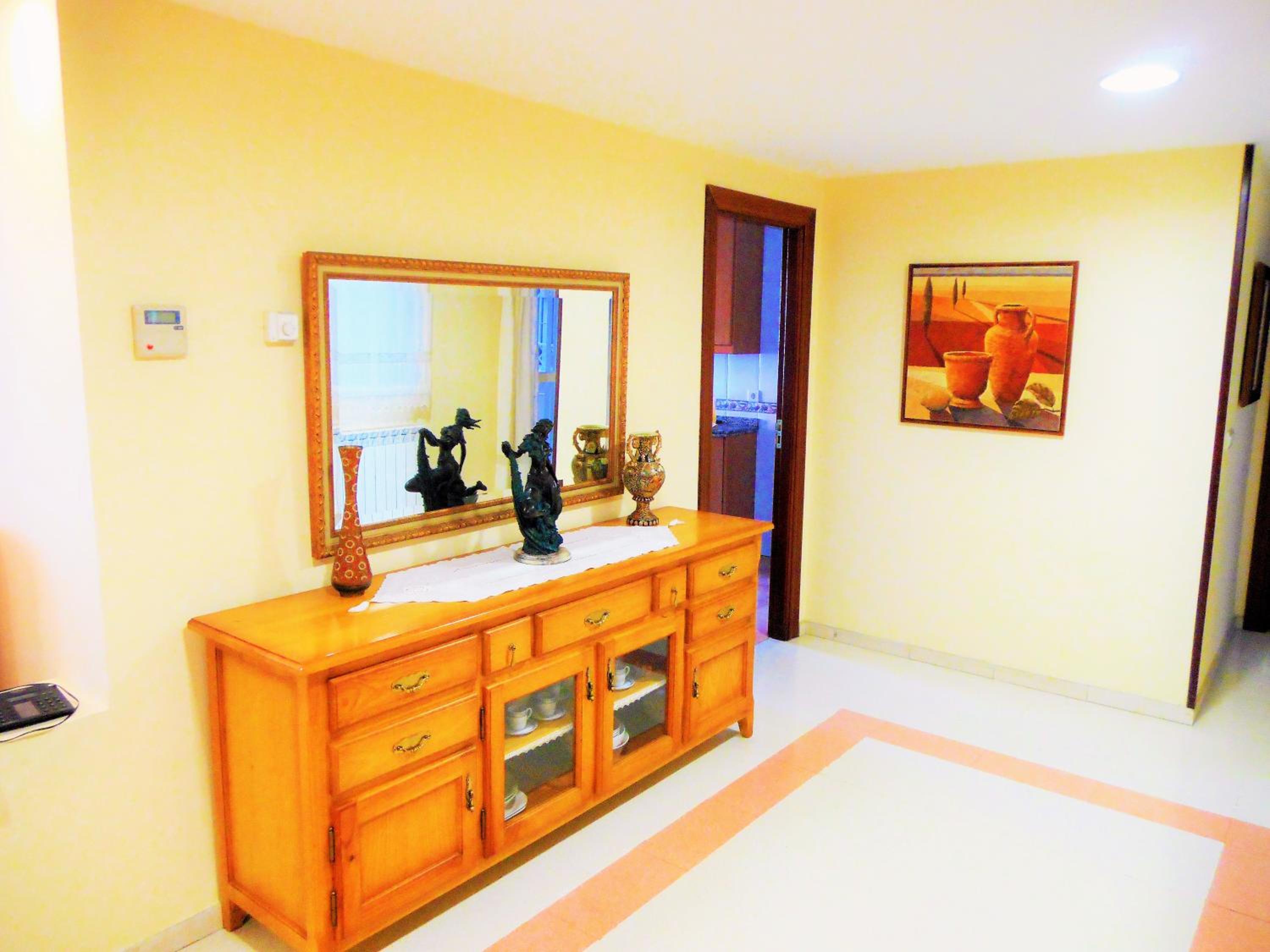 Family Room with Private Bathroom - Photo 2