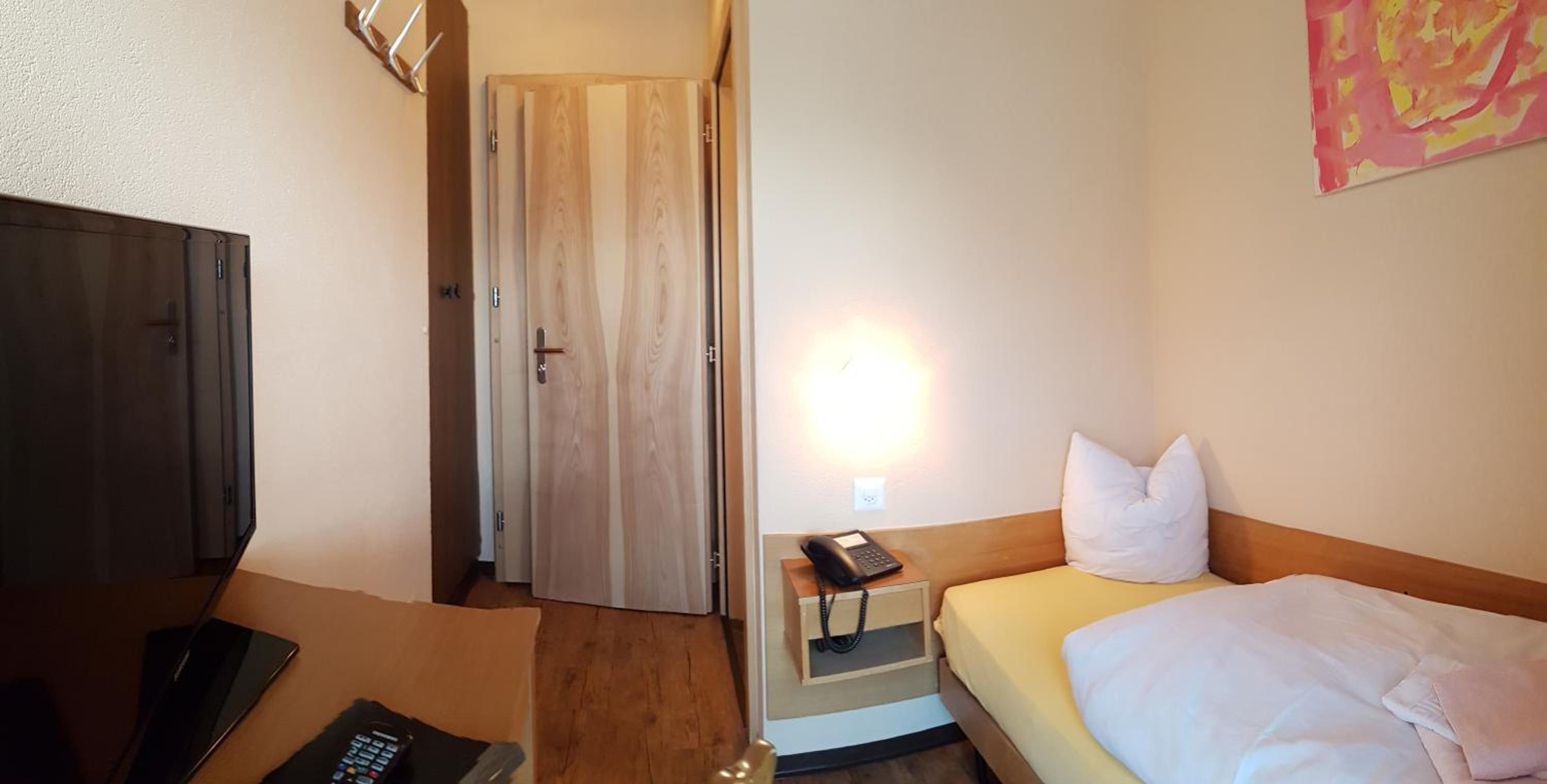 Very small single rooms without shower photo 2