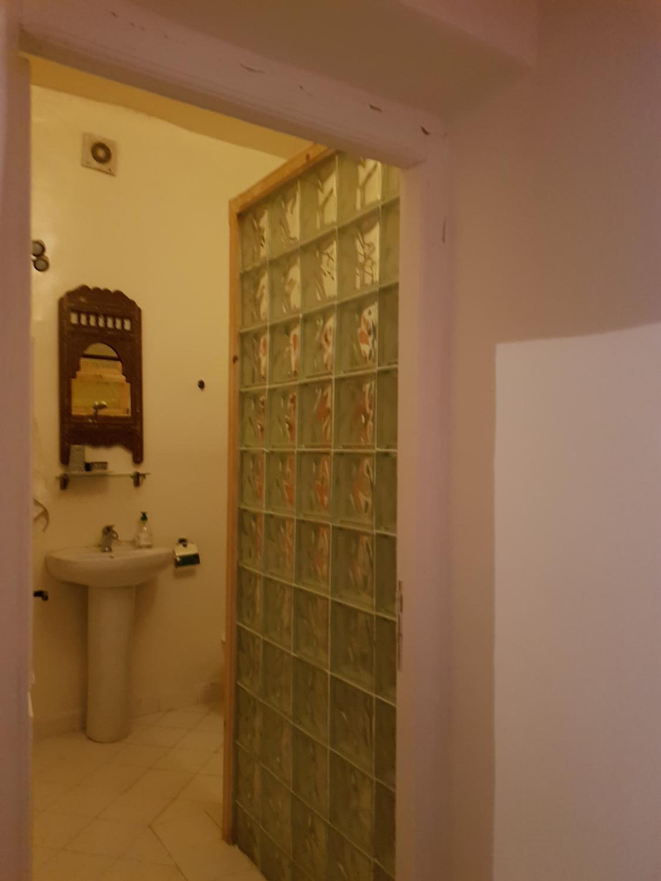 Queen Room With External Window - Photo 9