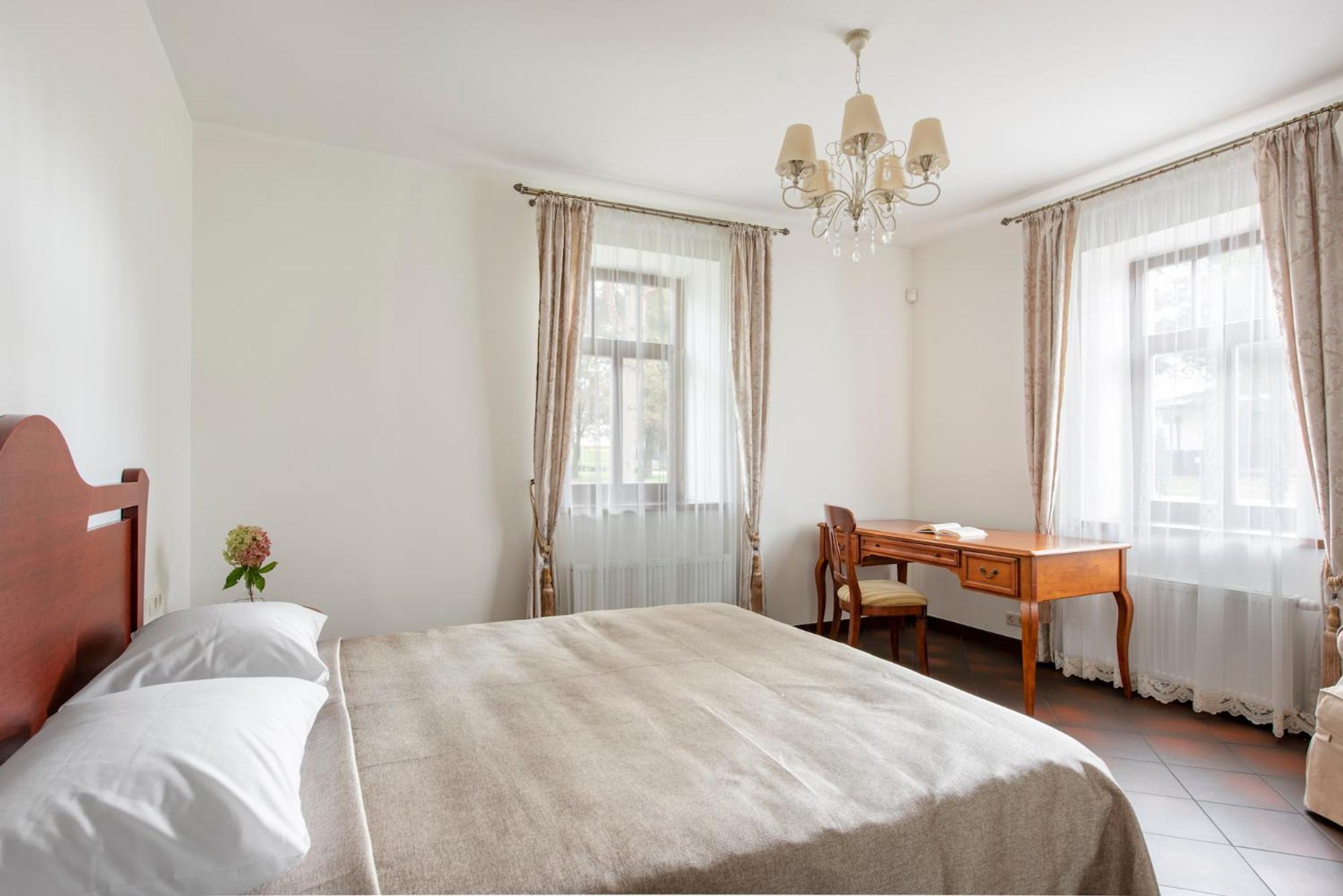 One-Bedroom Apartment - Photo 1