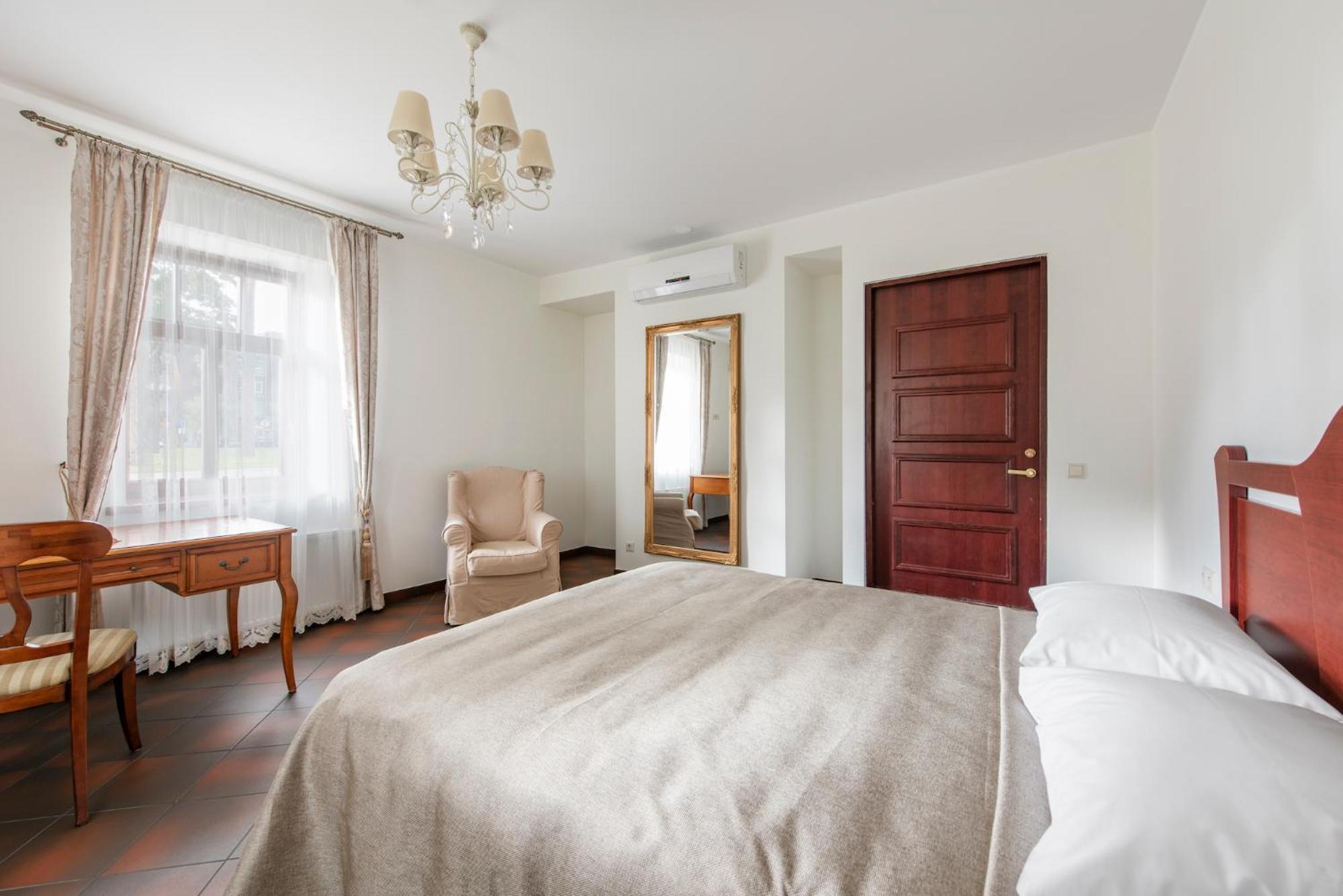 One-Bedroom Apartment - Photo 2
