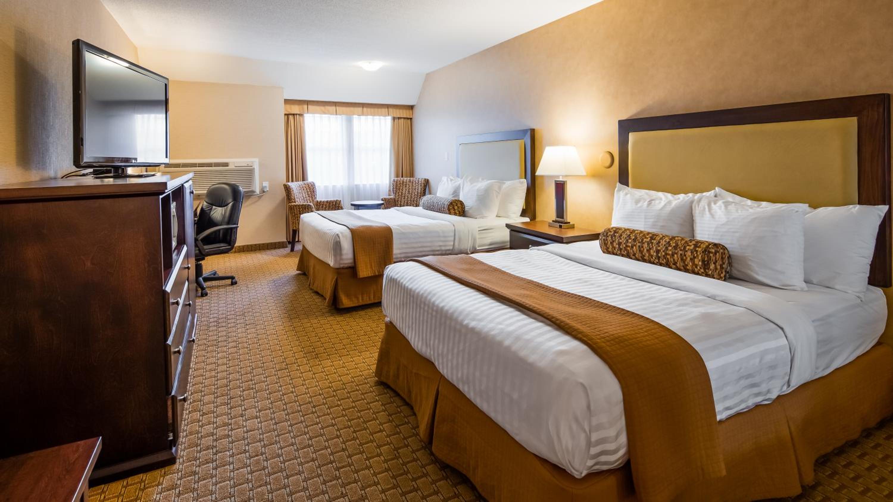 Queen Room with Two Queen Beds - Photo 6
