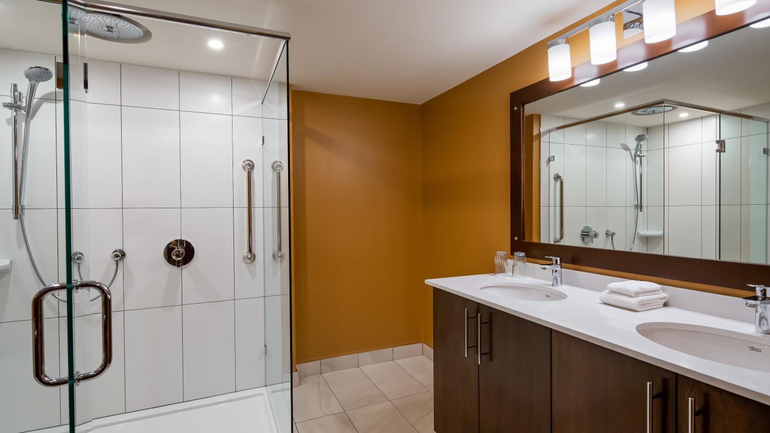 King Room with Walk In Shower - Non-Smoking - Photo 5