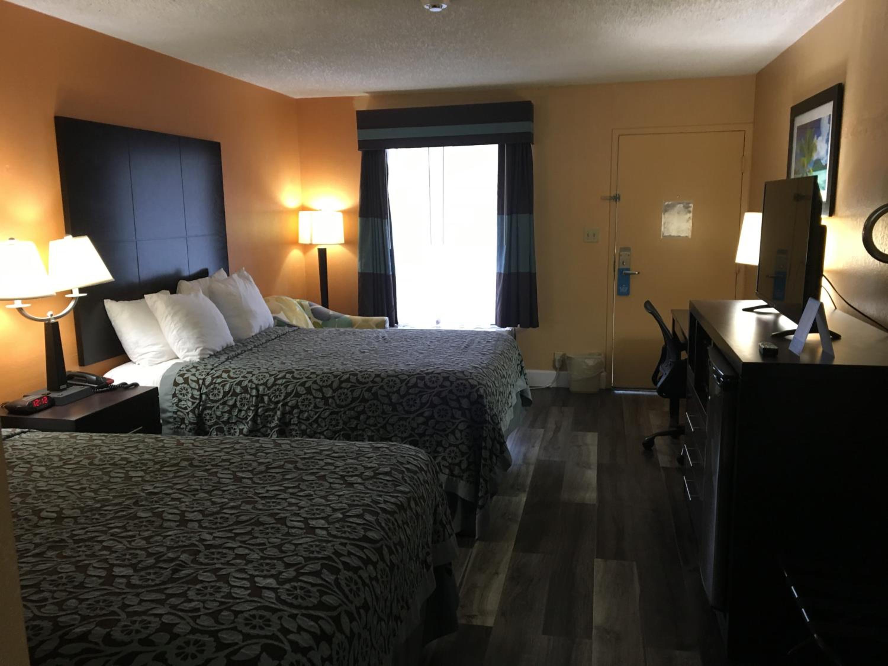 Queen Room with Two Queen Beds - Non-Smoking - Photo 2