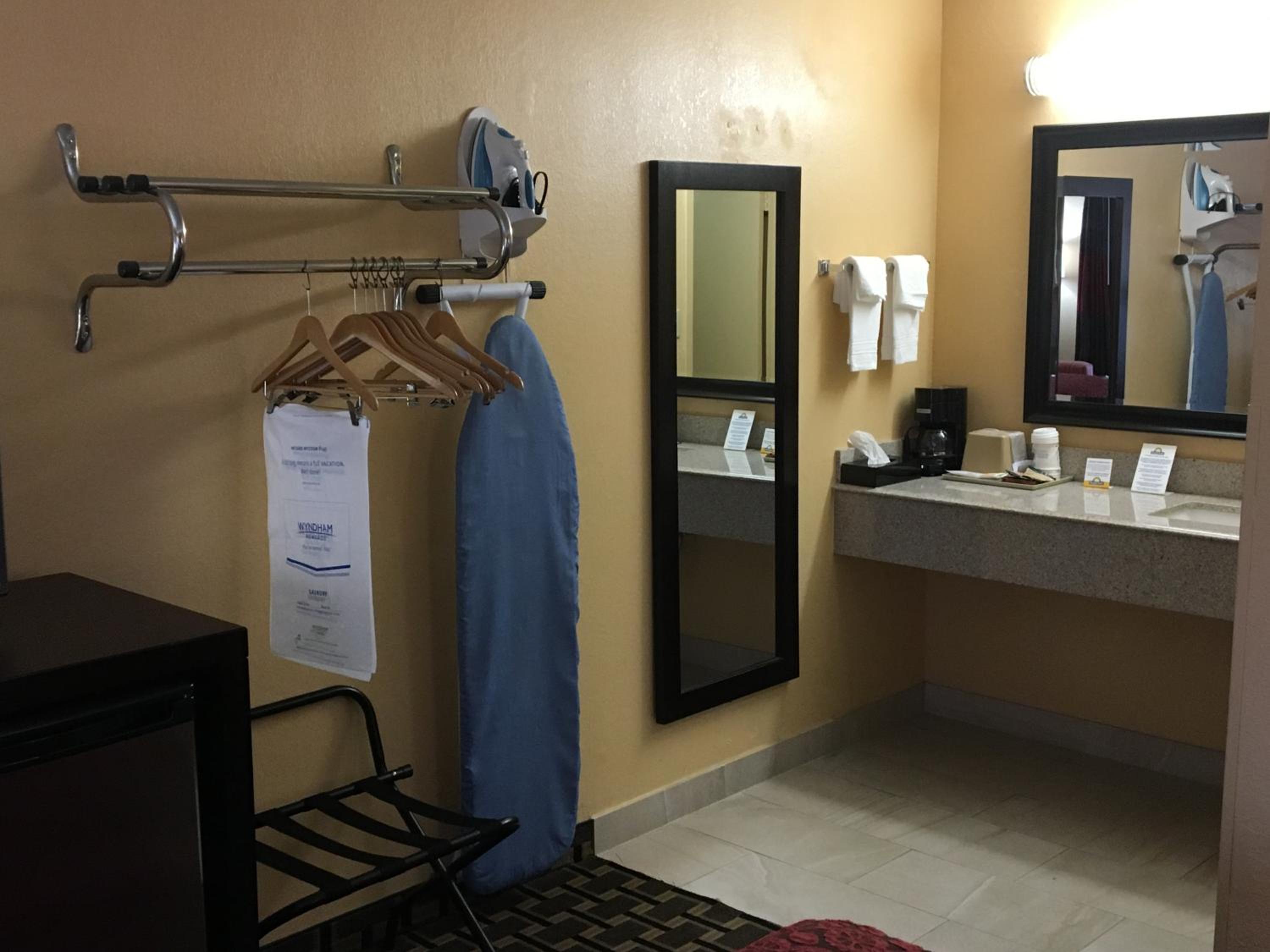 Queen Room - Disability Access - Non-Smoking - Photo 2