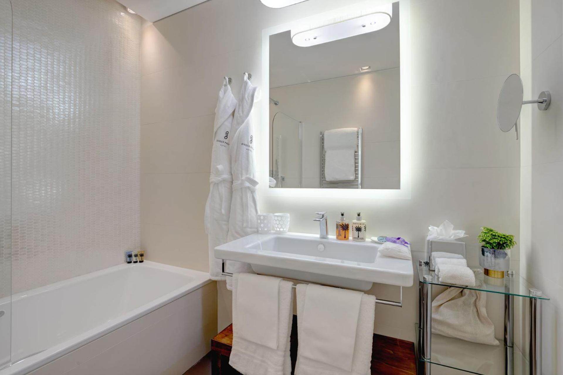 Double or Twin Room thumbnail 6
