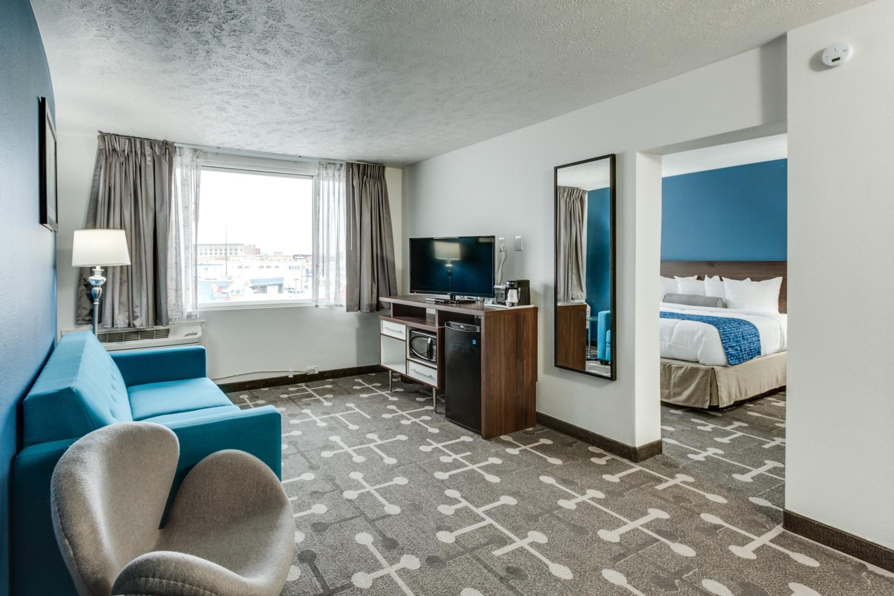 King Suite - Non-Smoking - Photo 5