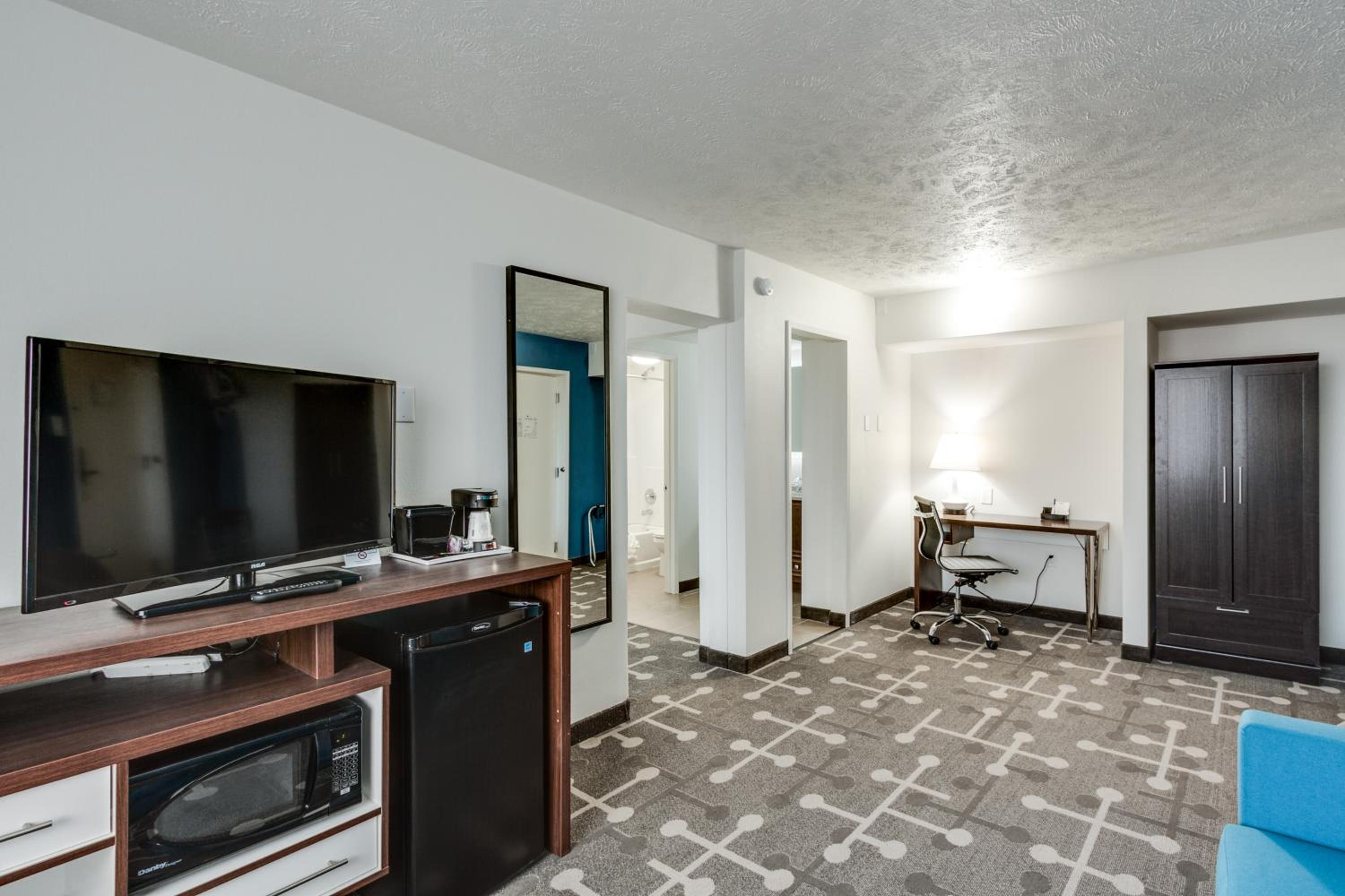 King Suite - Non-Smoking - Photo 4