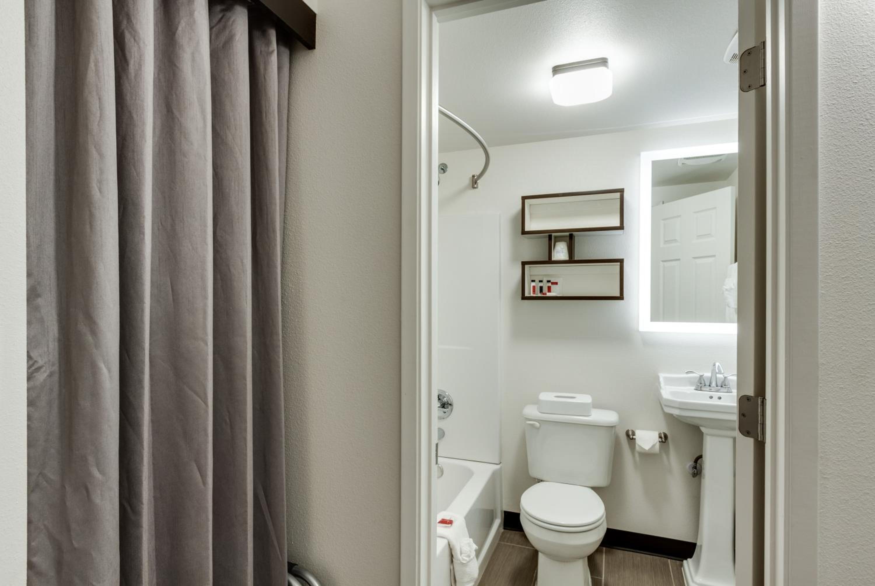 King Suite - Non-Smoking - Photo 6