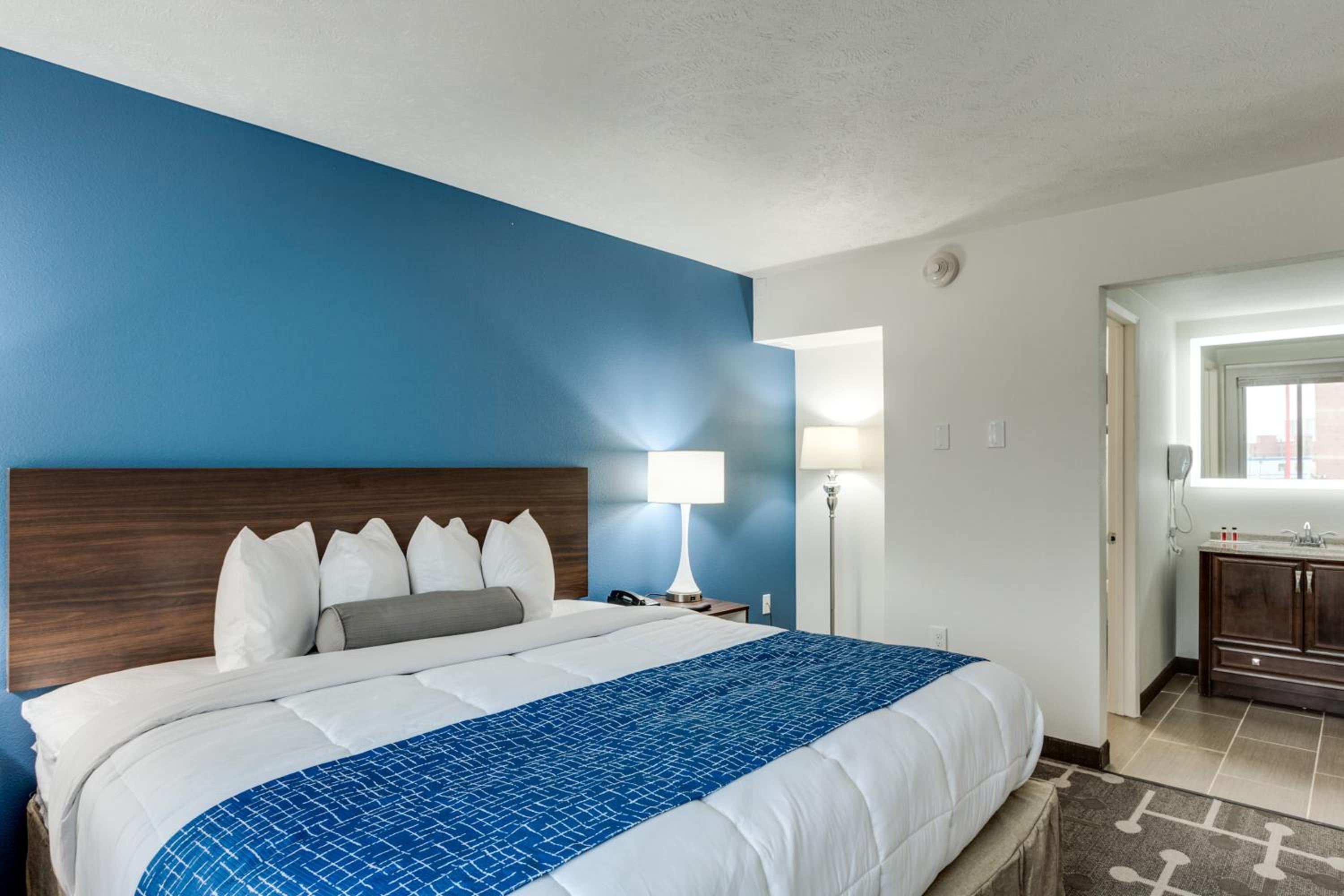 King Suite - Non-Smoking - Photo 1