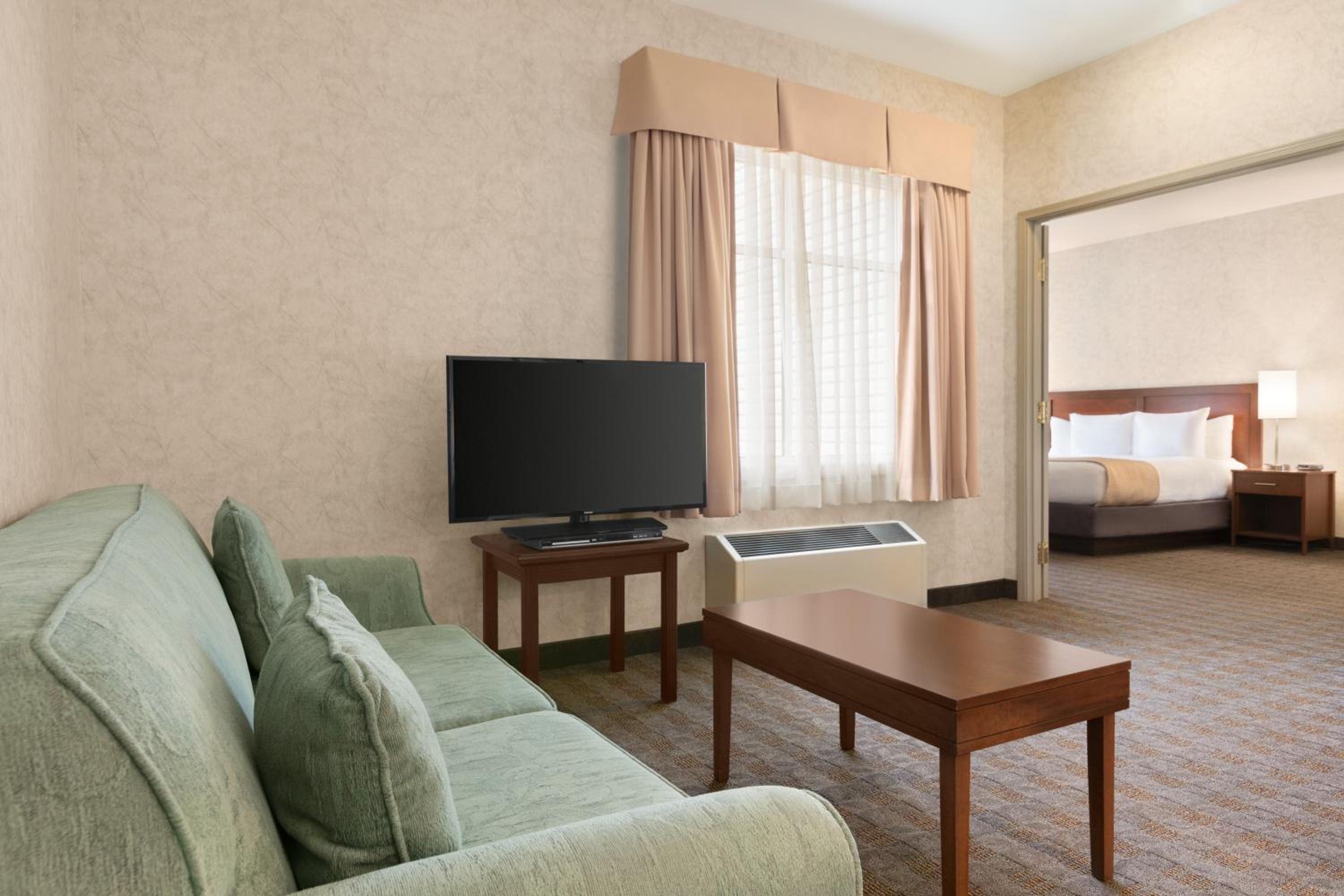 King Suite -  Non-Smoking - Photo 4