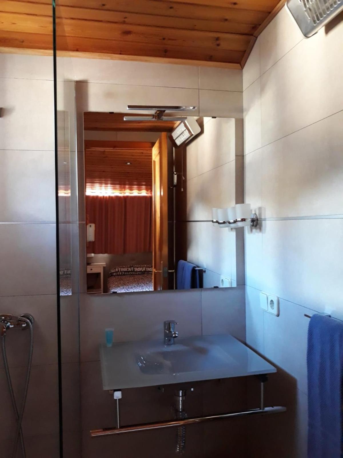 Twin Room - Photo 7