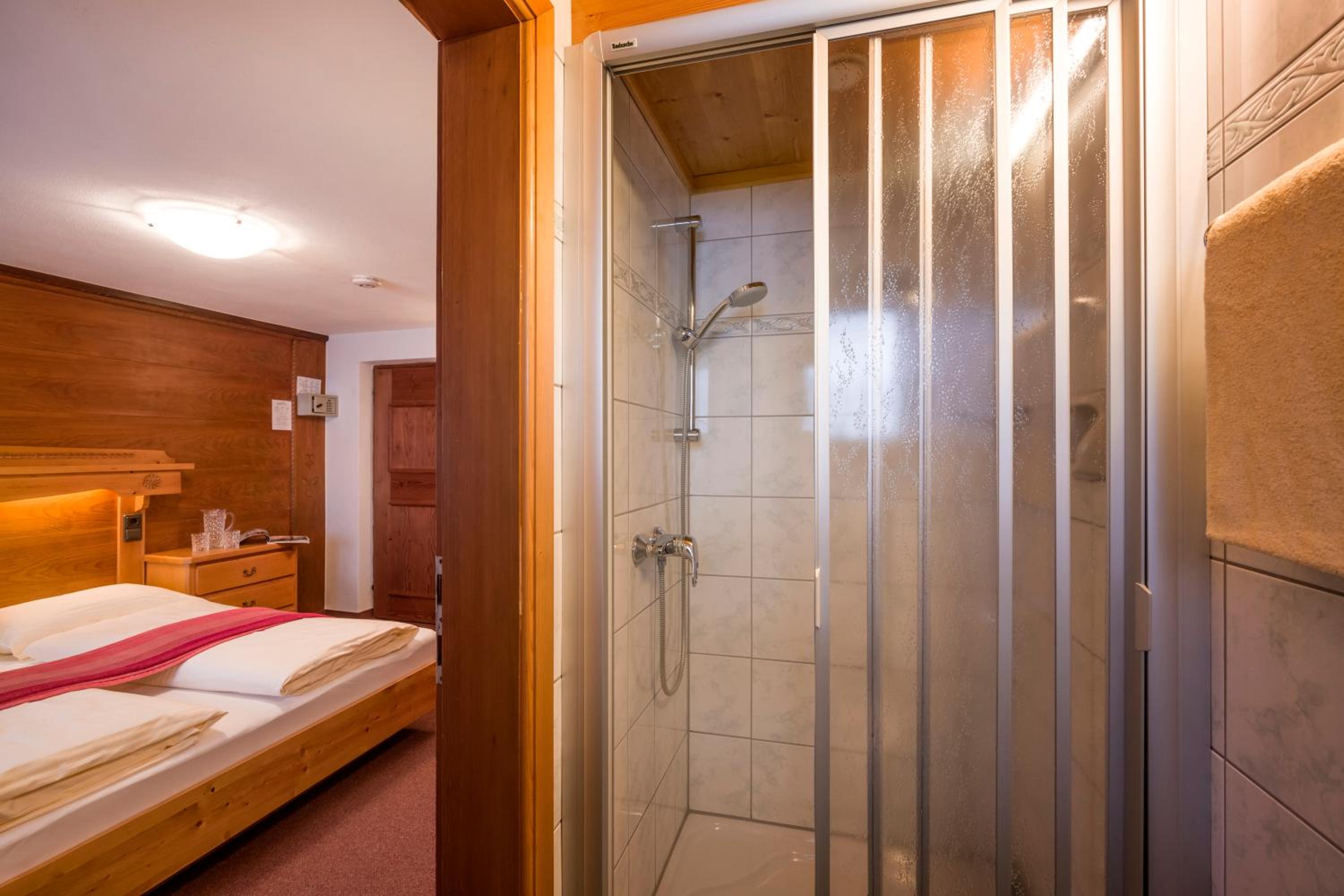 Economy Double Room photo 2