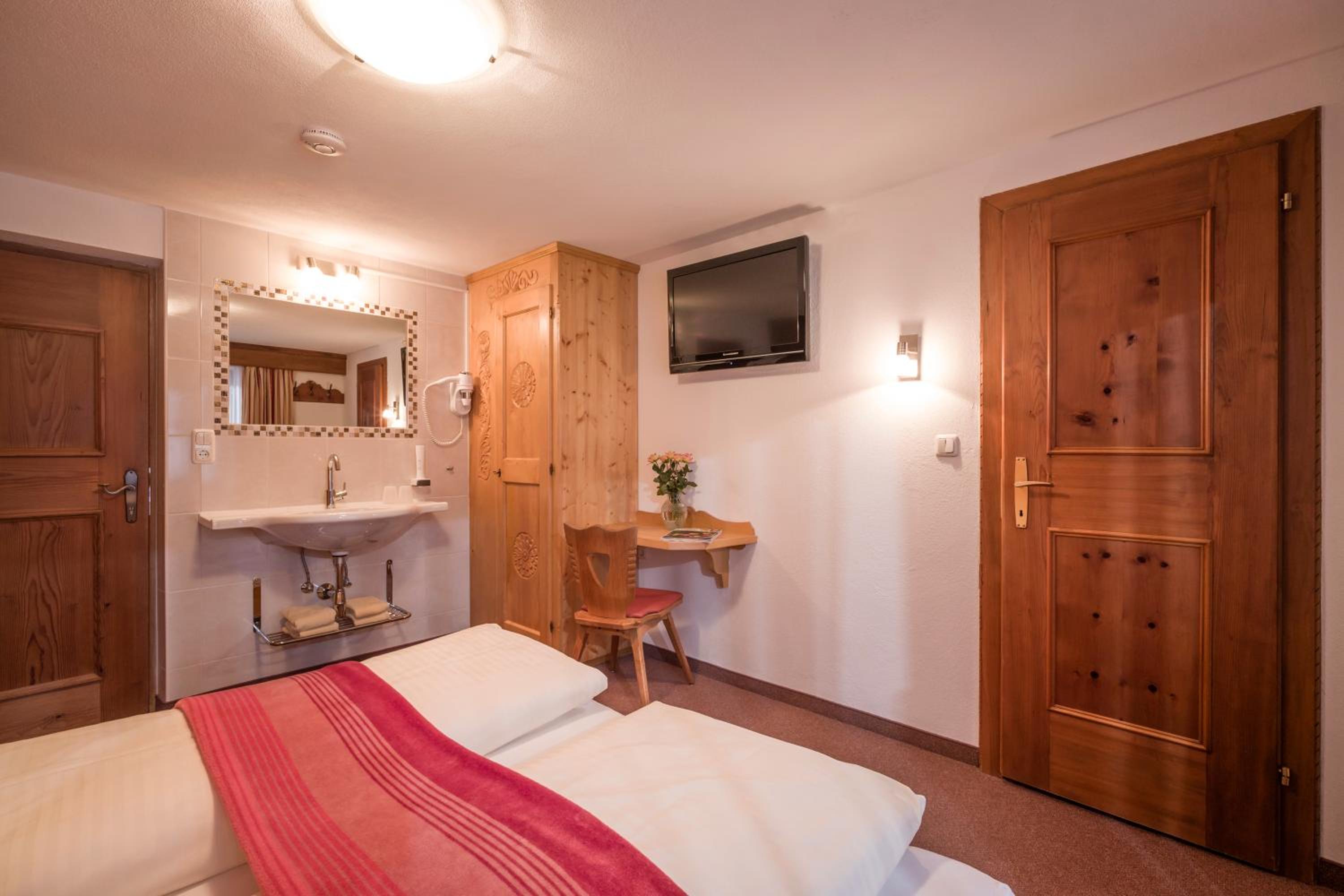 Economy Double Room photo 3