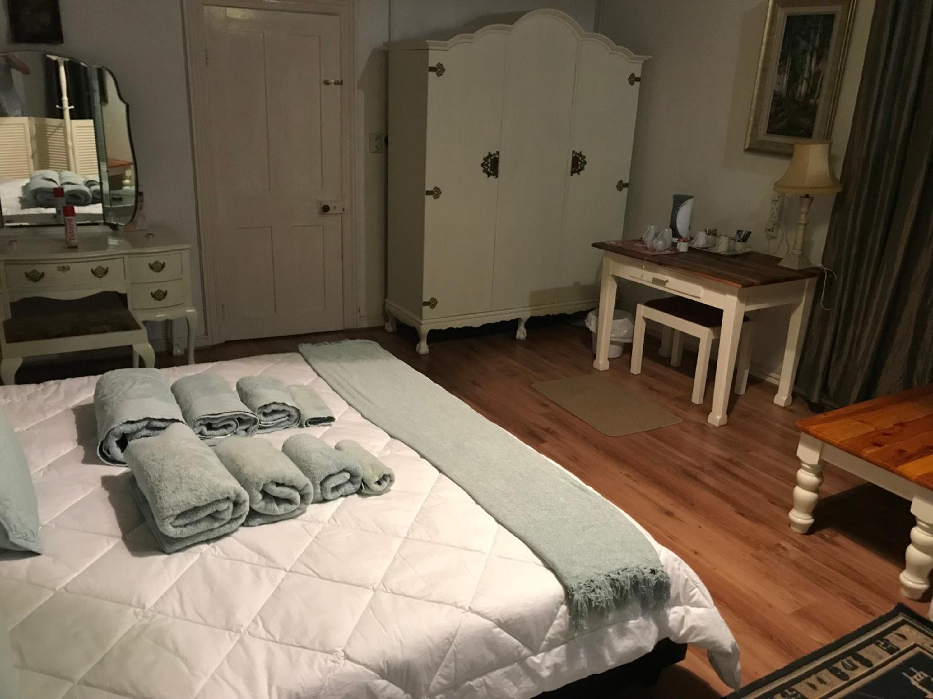 Deluxe Double Room with Balcony - Photo 4