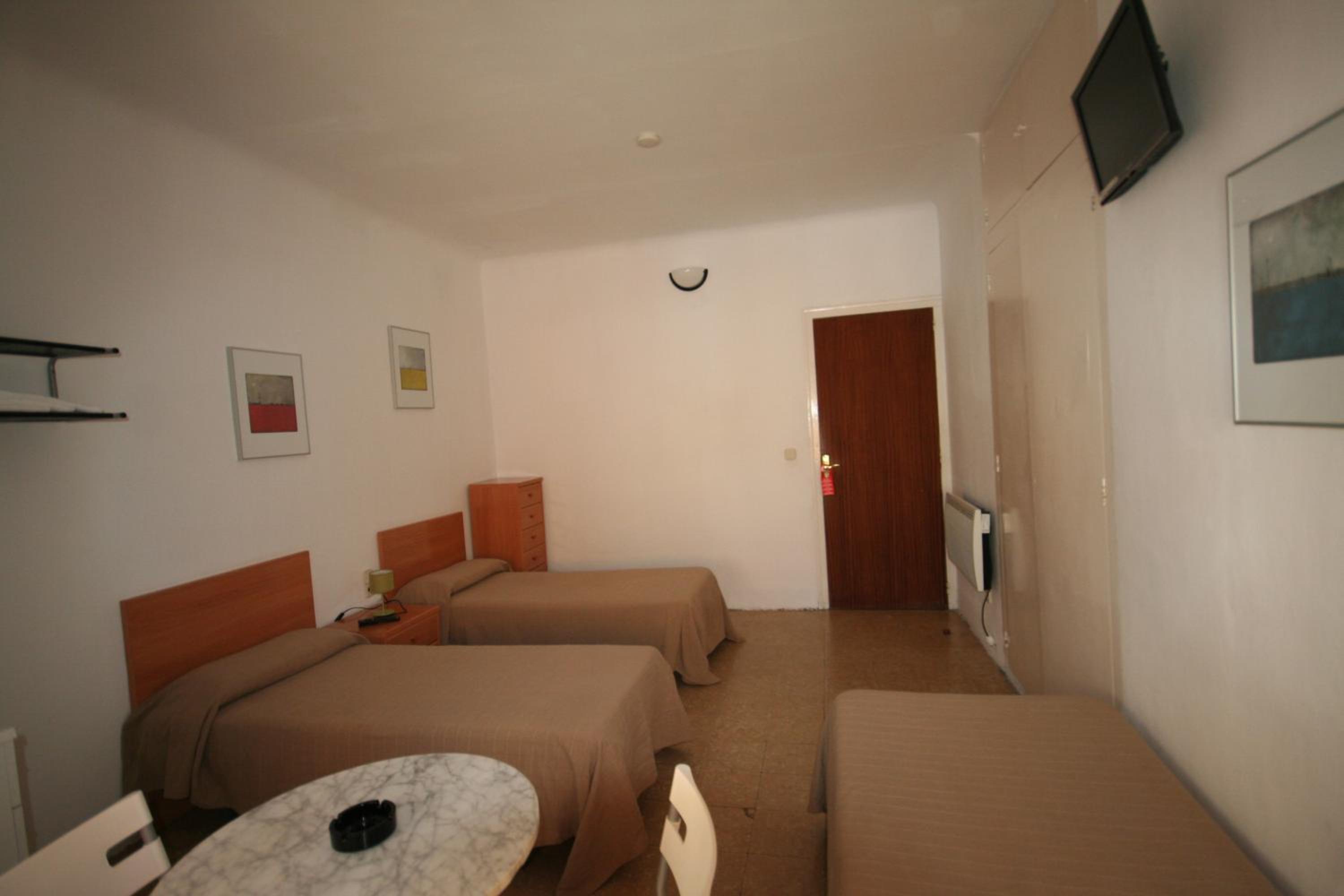 Habitación Triple con Baño Compartido