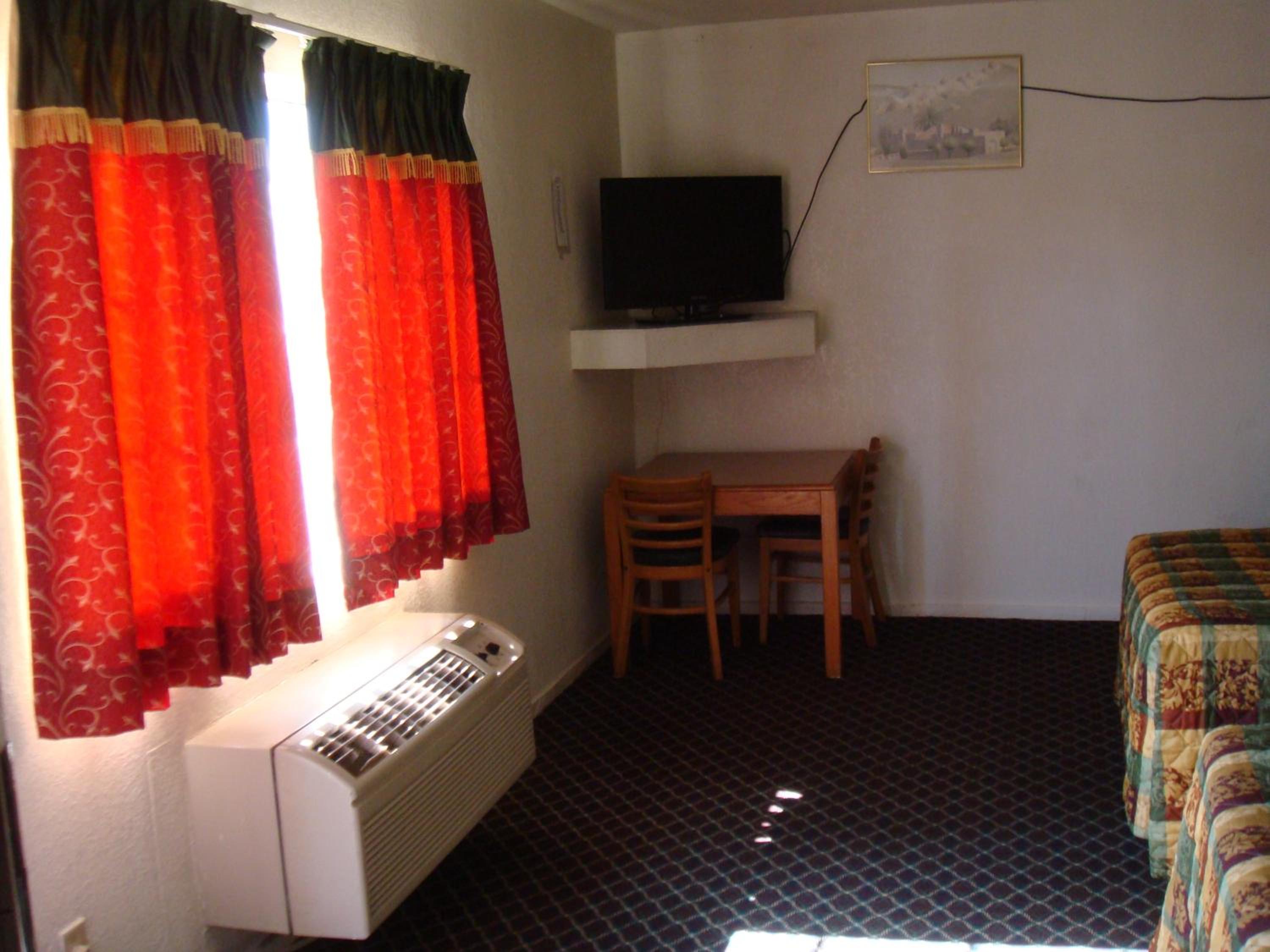 Queen Room with Two Queen Beds - Photo 4