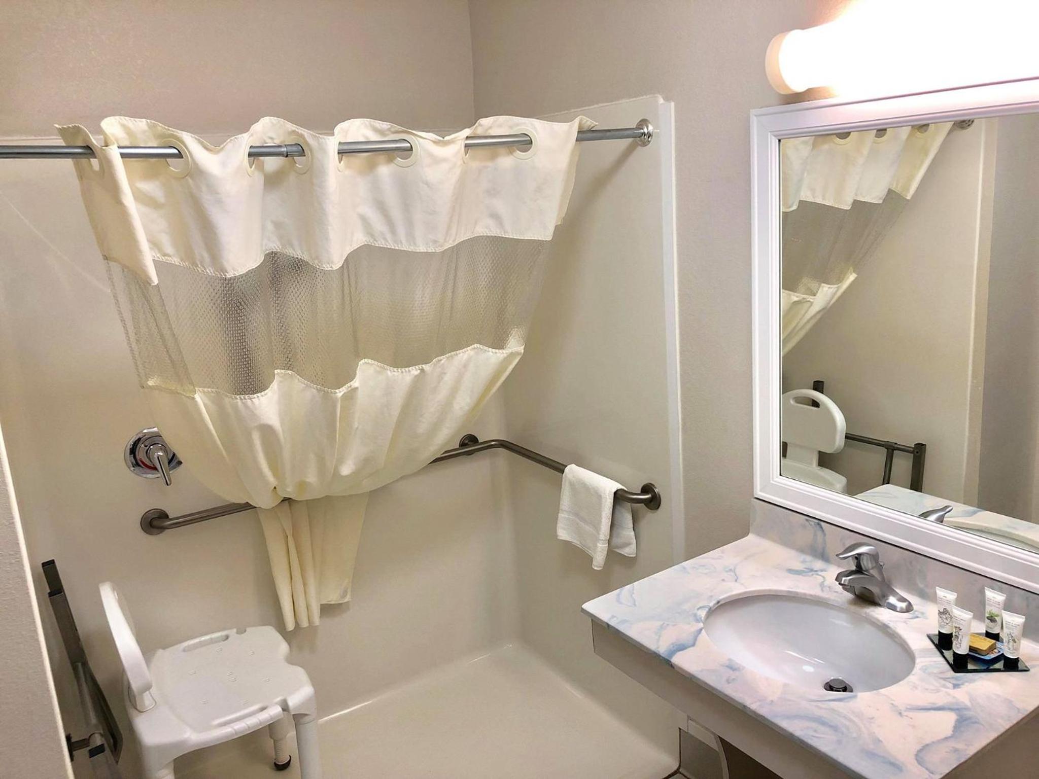 Queen Room With Two Queen Beds With Roll-In Shower - Mobility Access - Photo 8