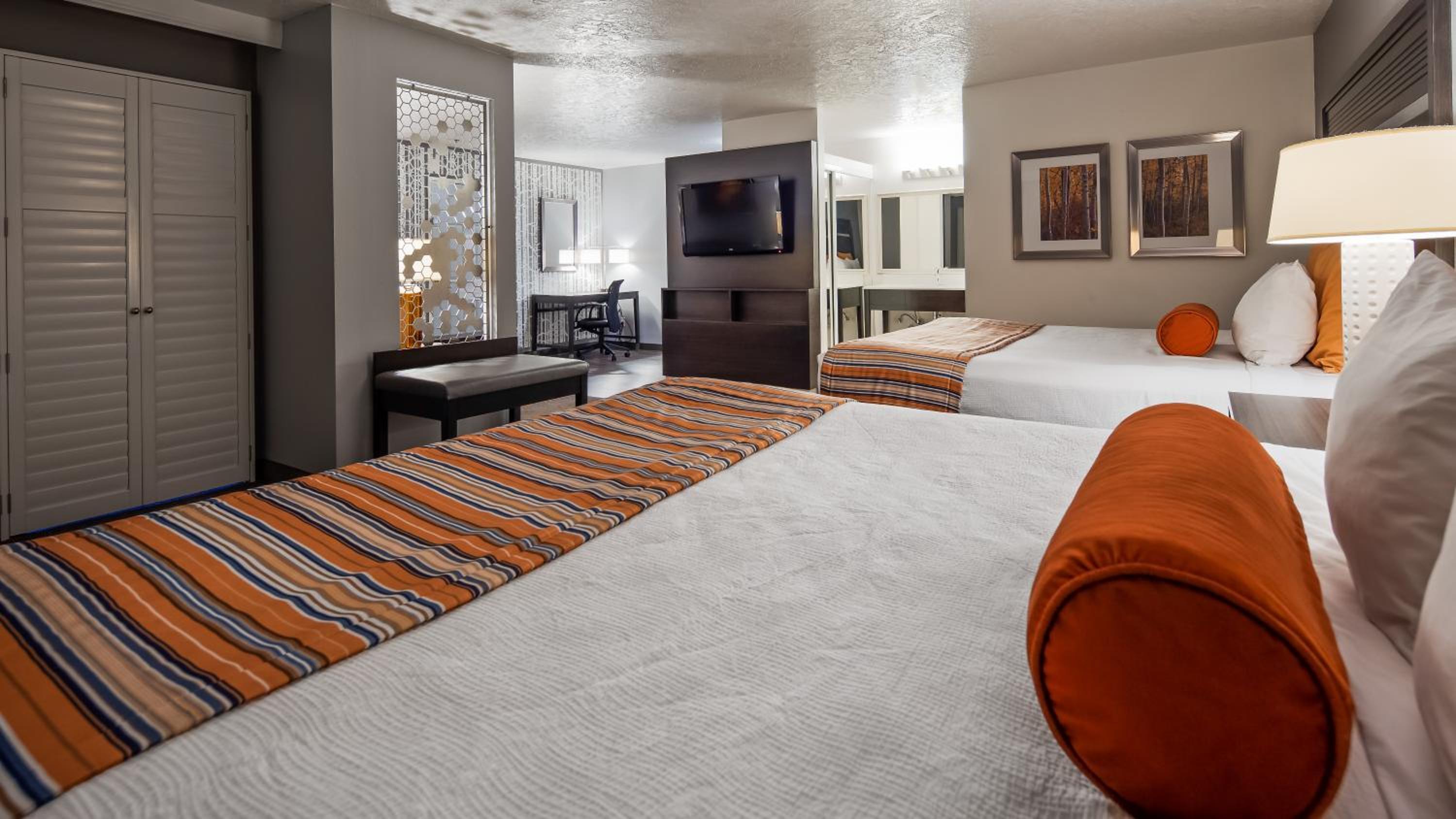 King Suite with Two King Beds - Pet Friendly - Photo 1