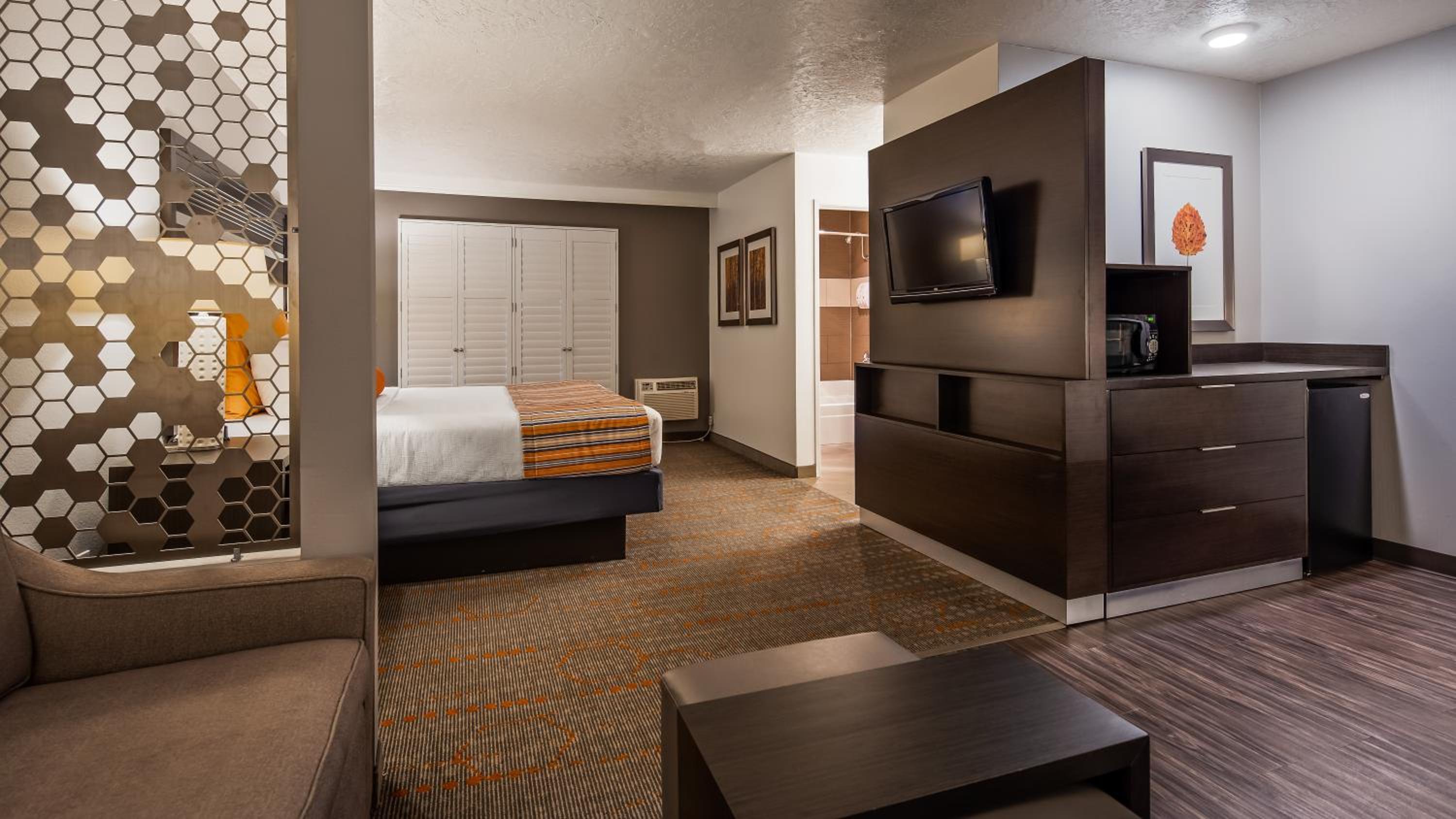 King Suite with Sofa Bed and Balcony - Non-Smoking - Photo 2