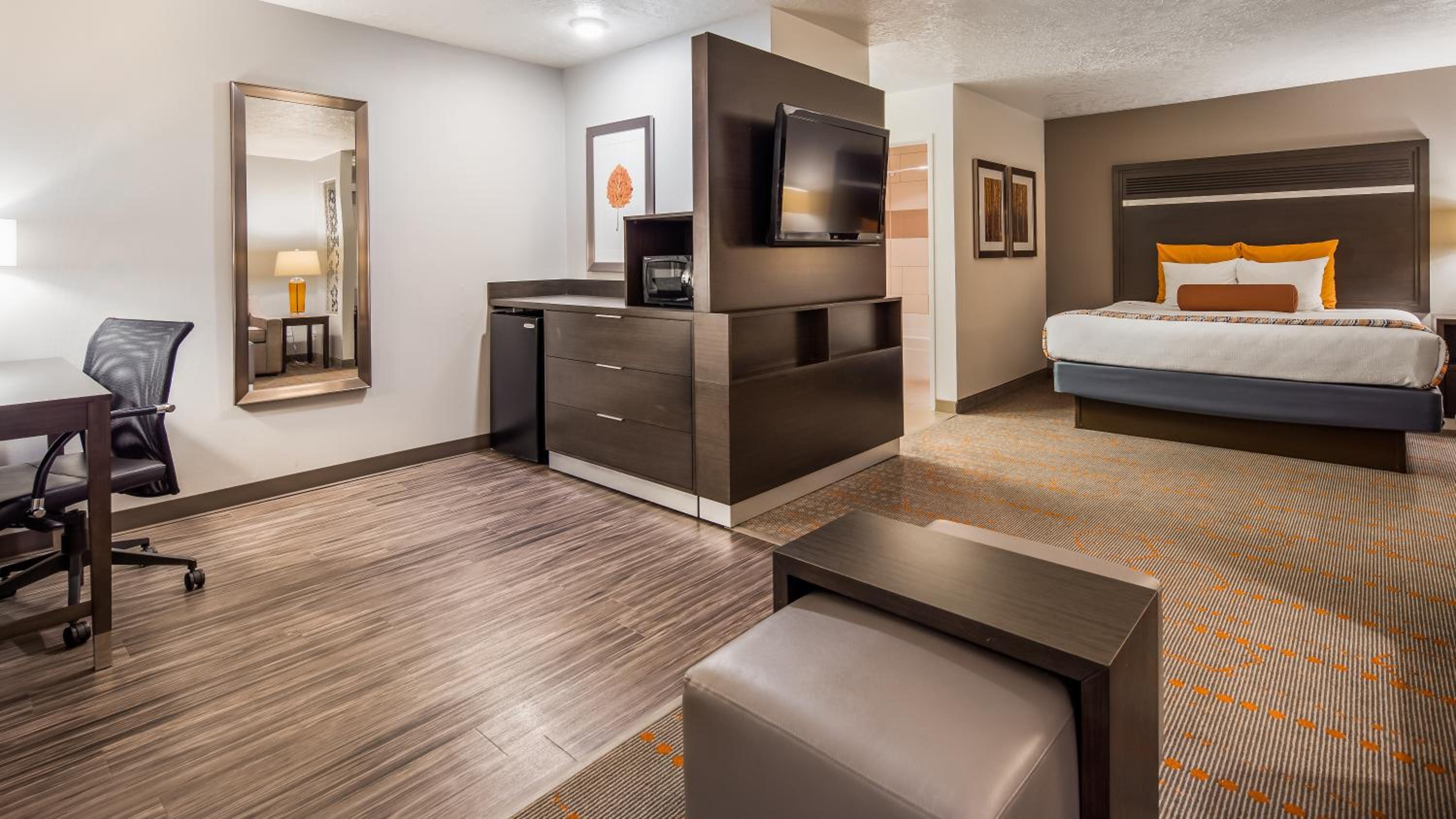Corner Suite with Two King Beds and Balcony - Non-Smoking - Photo 4