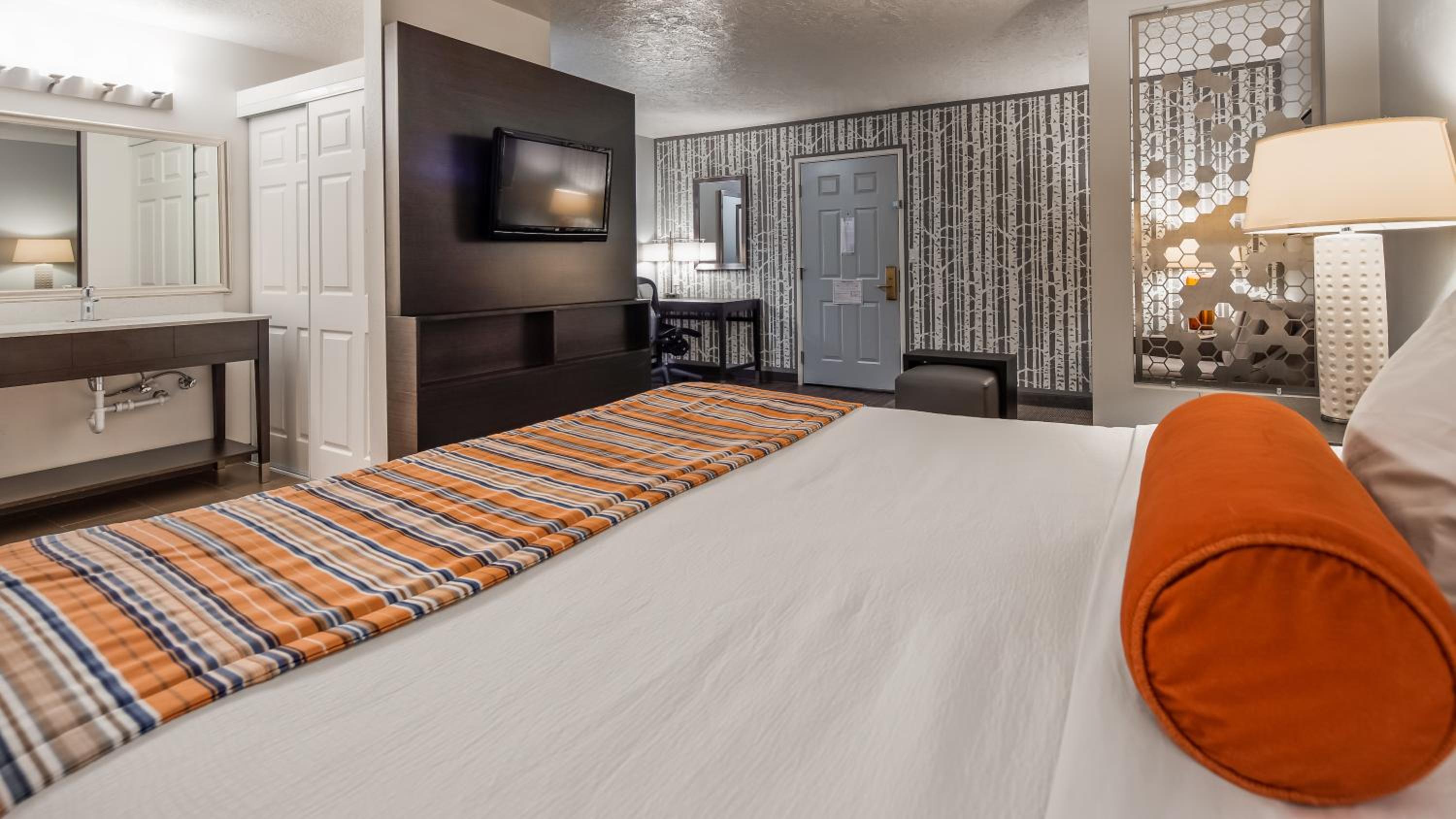 King Suite with Sofa Bed and Balcony - Non-Smoking - Photo 1