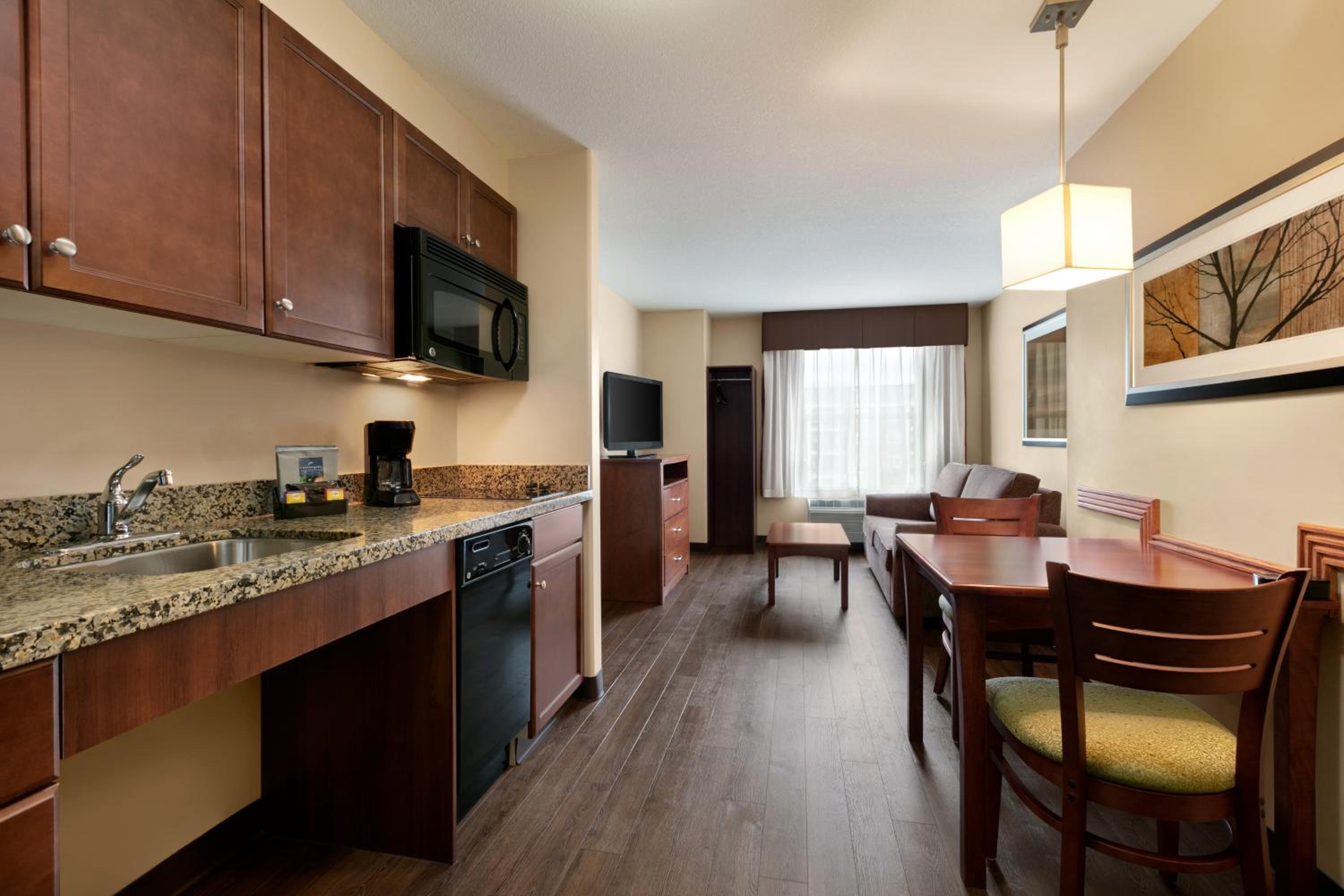 One-Bedroom Queen Suite - Accessible/Non-Smoking - Photo 3