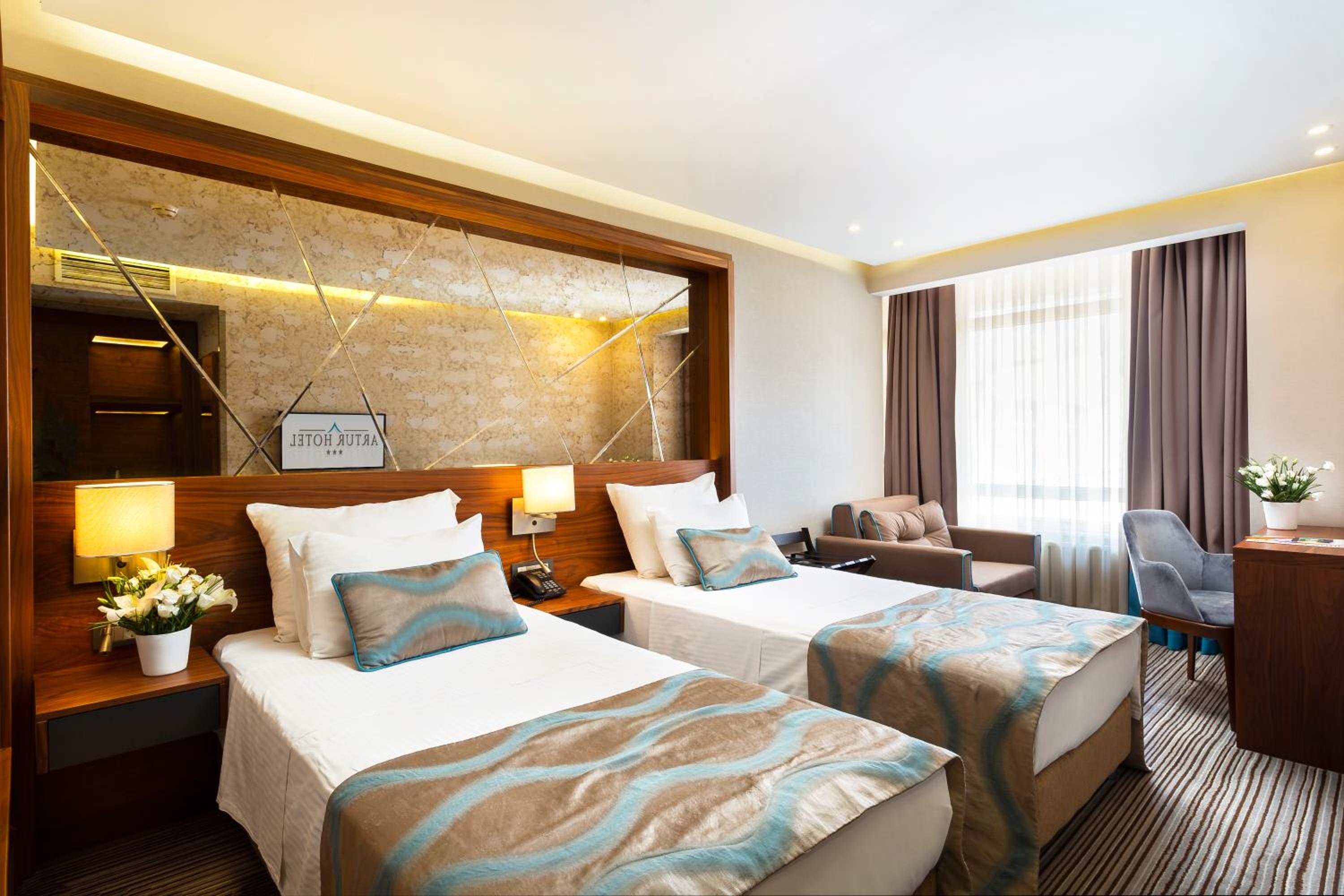 Small Twin Room - Photo 3