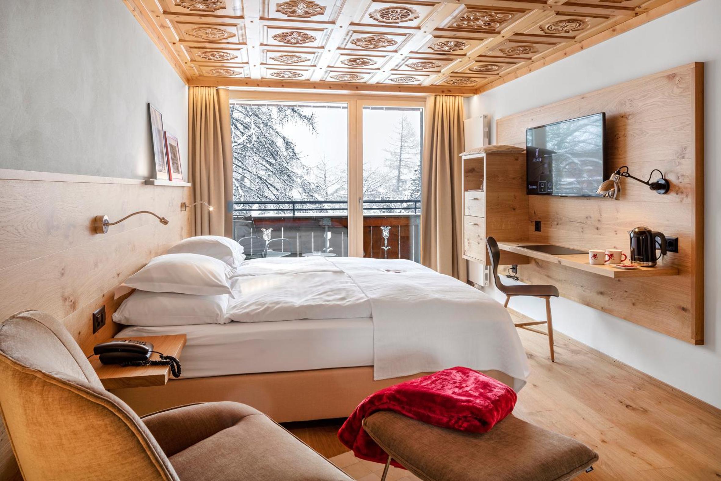 Deluxe Double Room with Matterhorn View - Photo 6