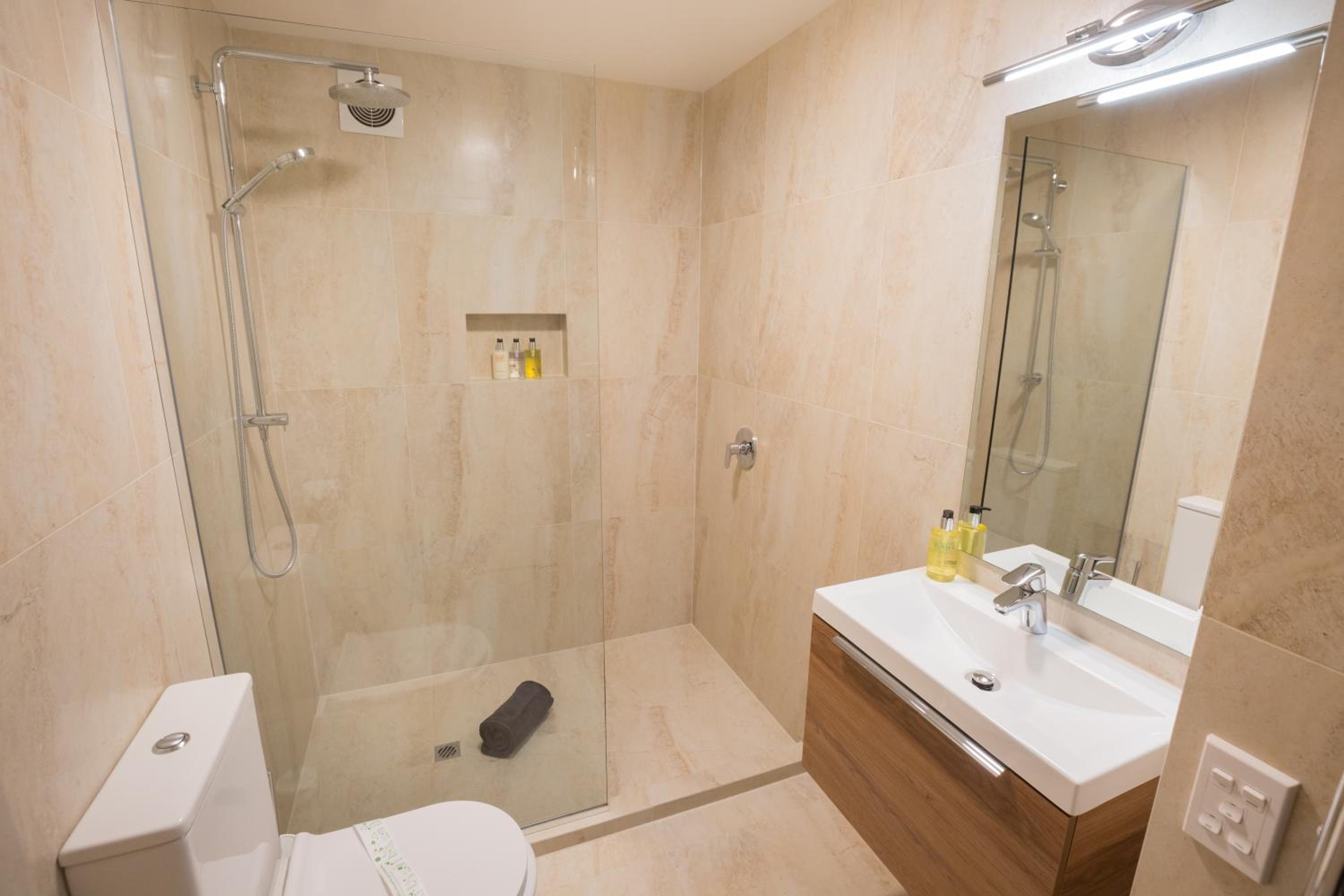 Two-Bedroom Lake View Apartment - On Site - Photo 20