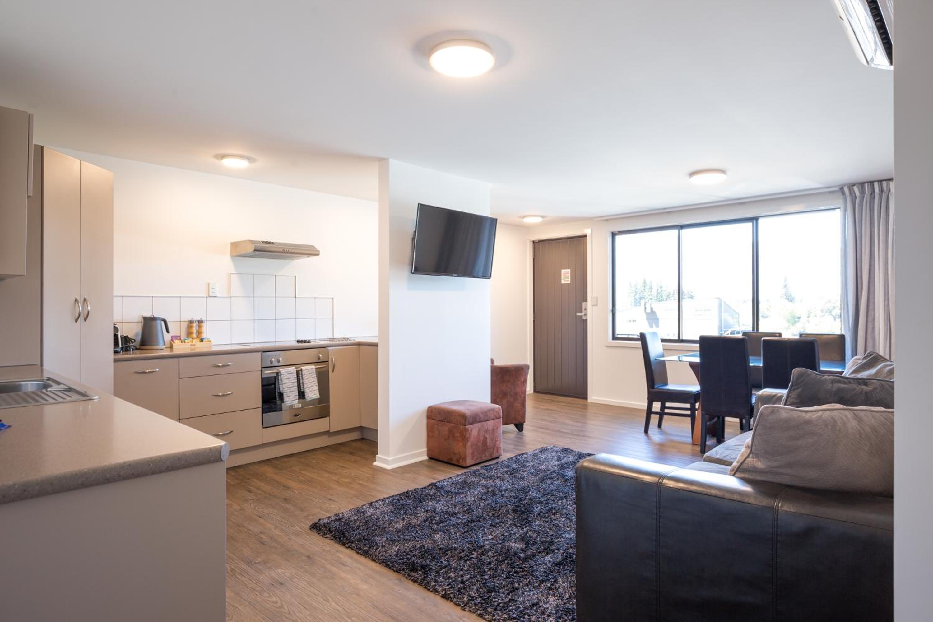 Two-Bedroom Lake View Apartment - On Site - Photo 5