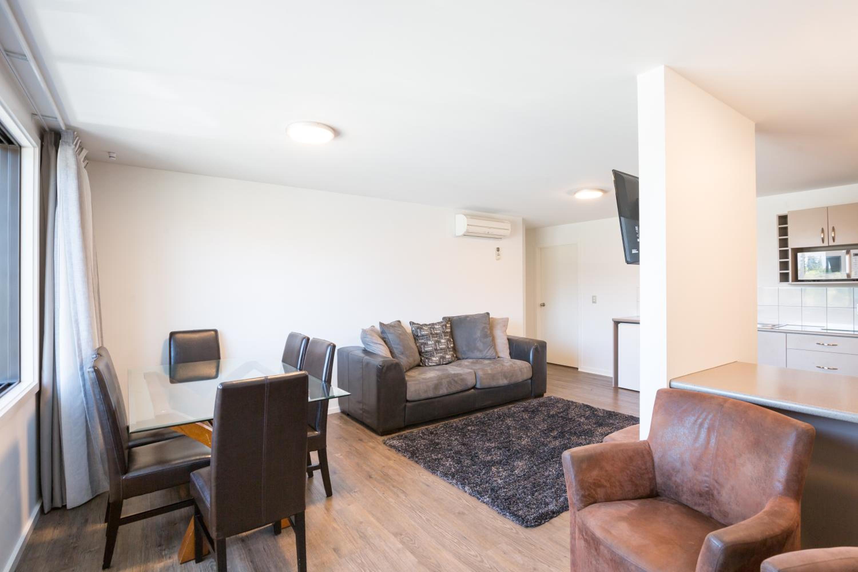 Two-Bedroom Lake View Apartment - On Site - Photo 6