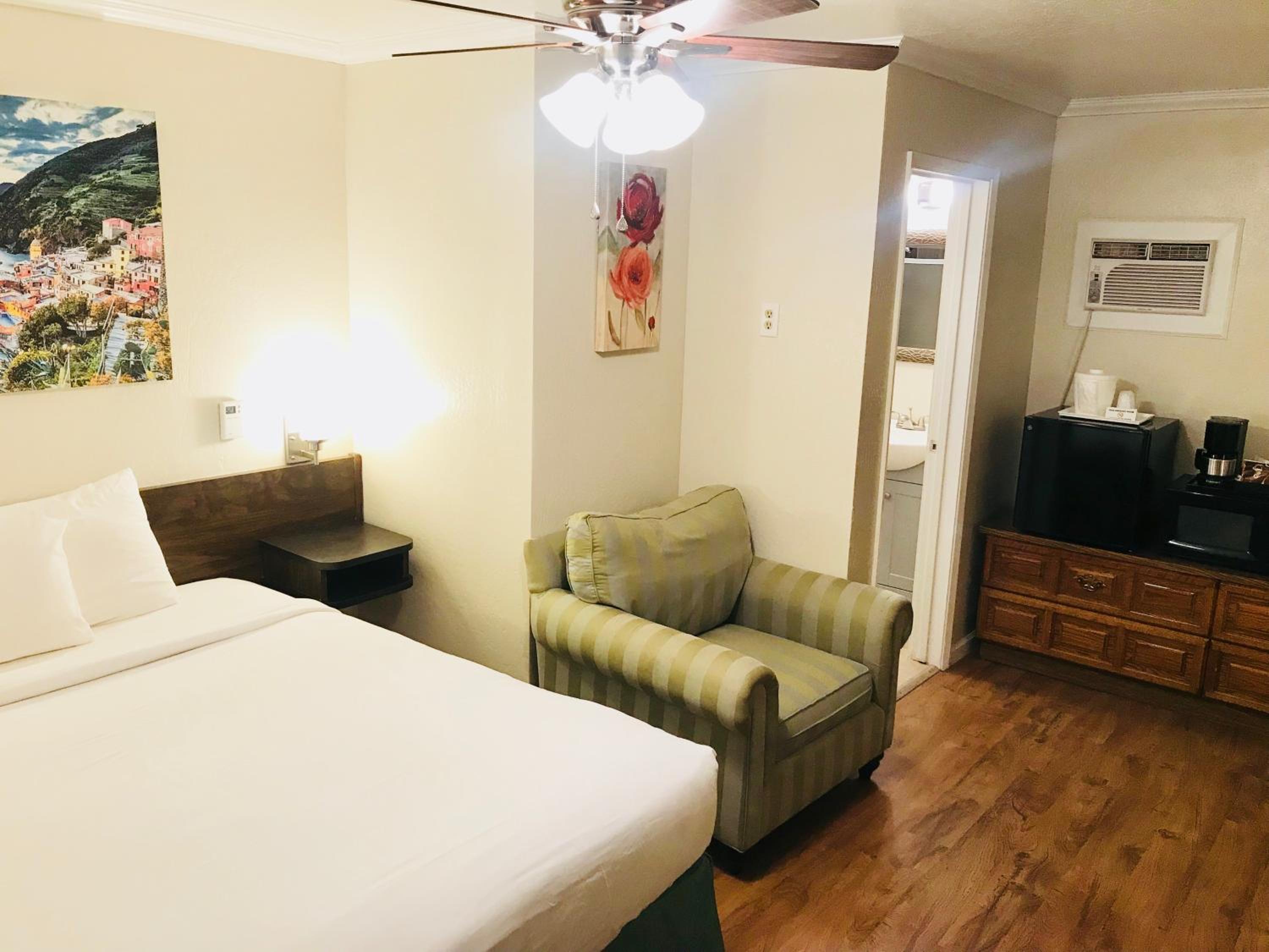 Queen Room photo 1