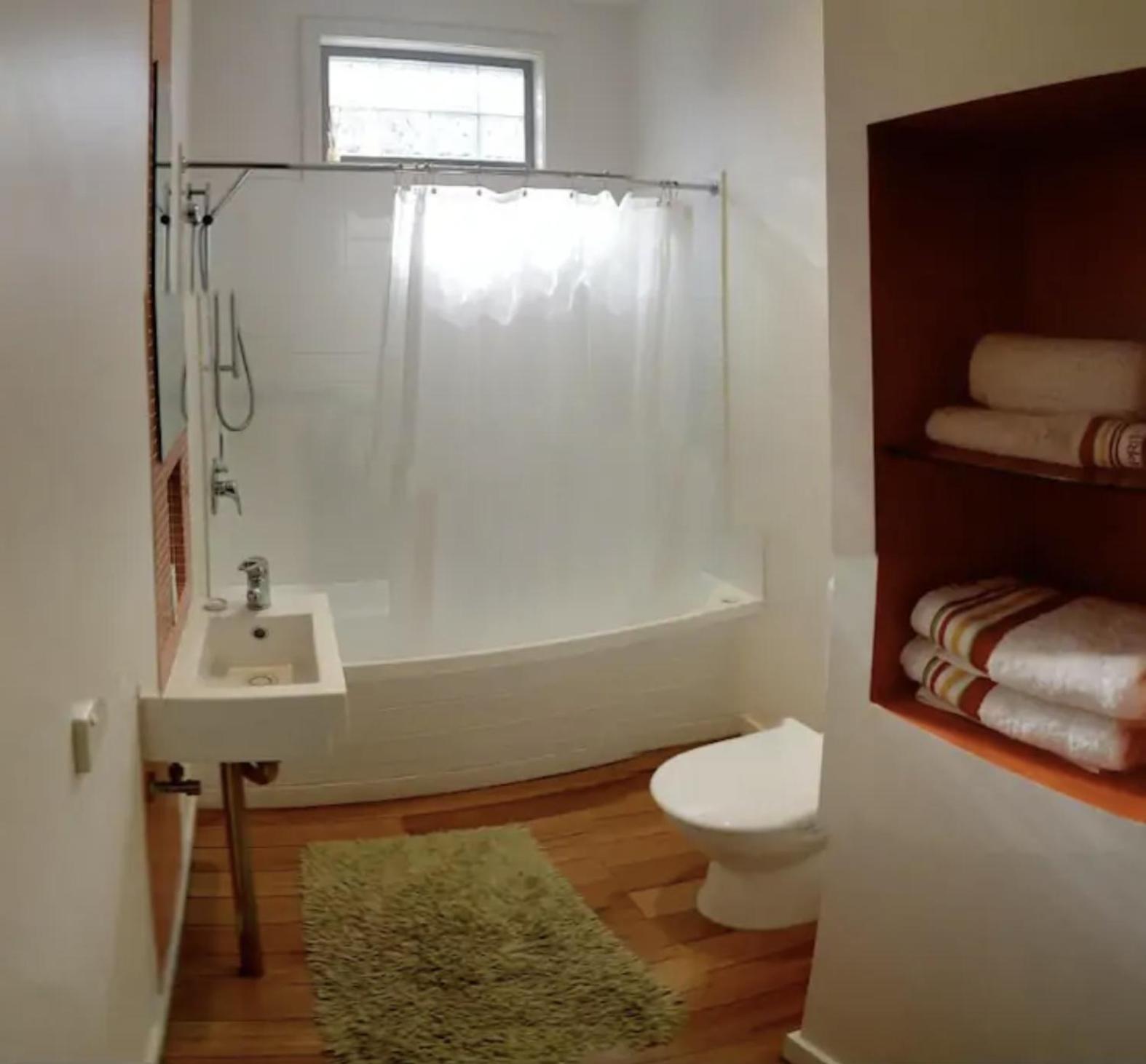 Deluxe Family Suite - Photo 12