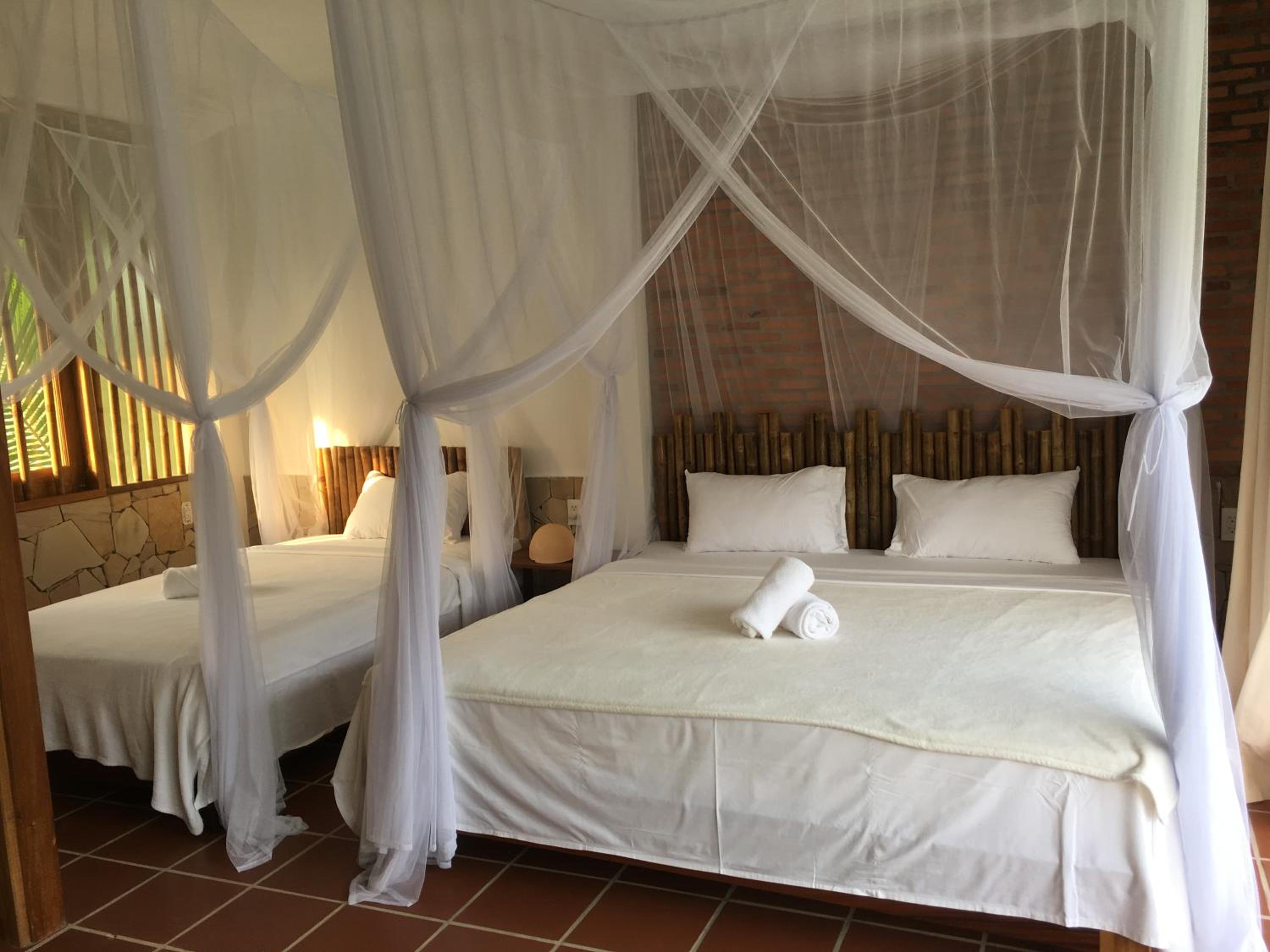 Family Suite with Balcony and Pool View photo 3