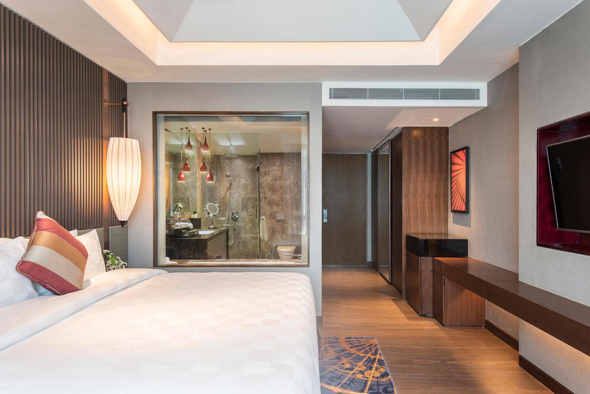 Premier Room, Multiple Beds(1 King Bed and 2 Twin Beds)